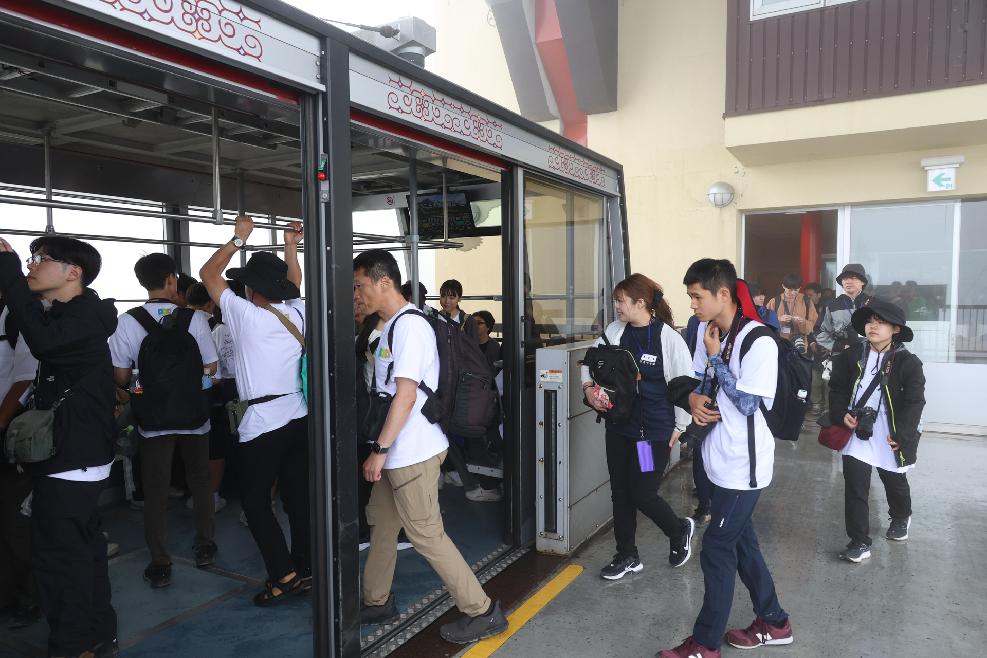 旭岳ロープウェイに乗り込む一行