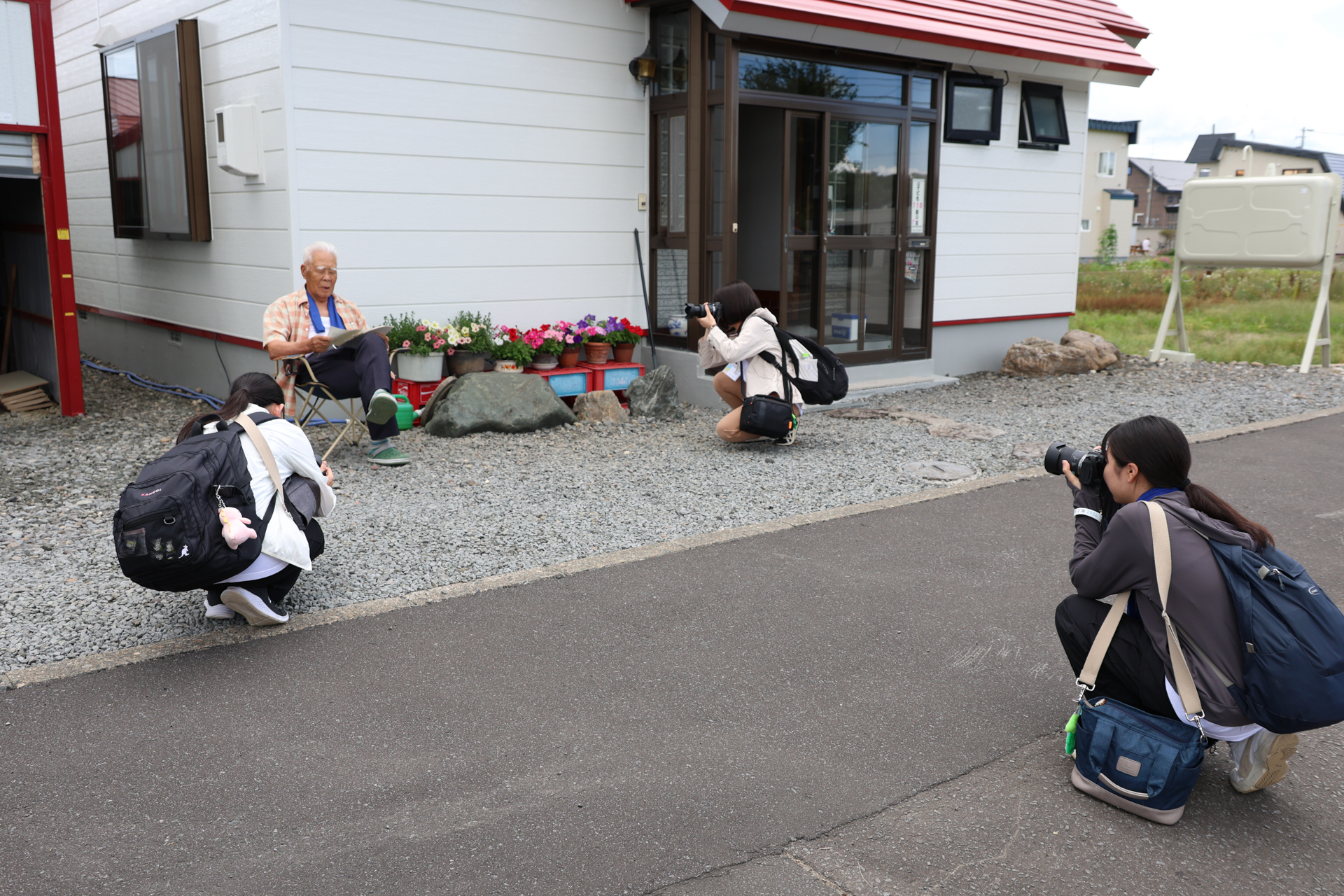 美瑛町で地域住民を撮影する選手たち