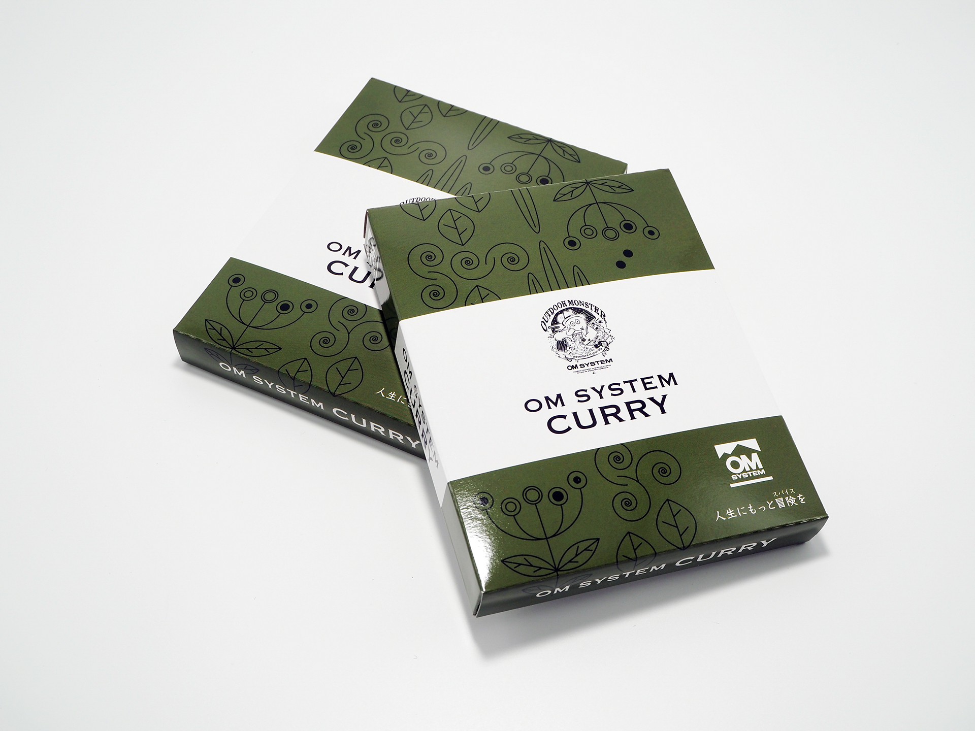 「OM SYSTEM」のロゴが入ったカレーのパッケージ……。ちょっと脳がバグりますな