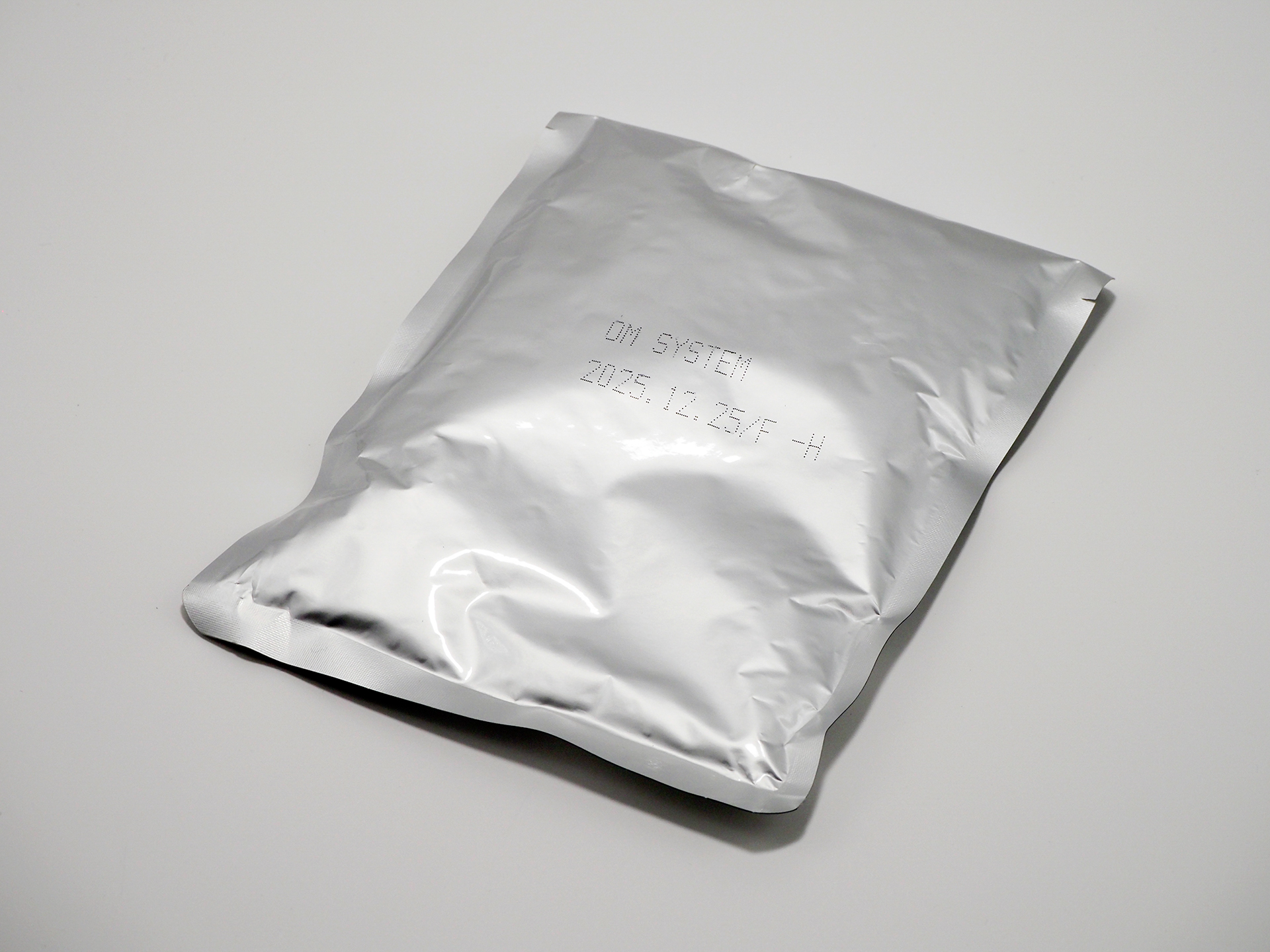 パウチにもシッカリ「OM SYSTEM」の表記が。最短で購入した（ハズ）状態で、賞味期限は2025年12月25日