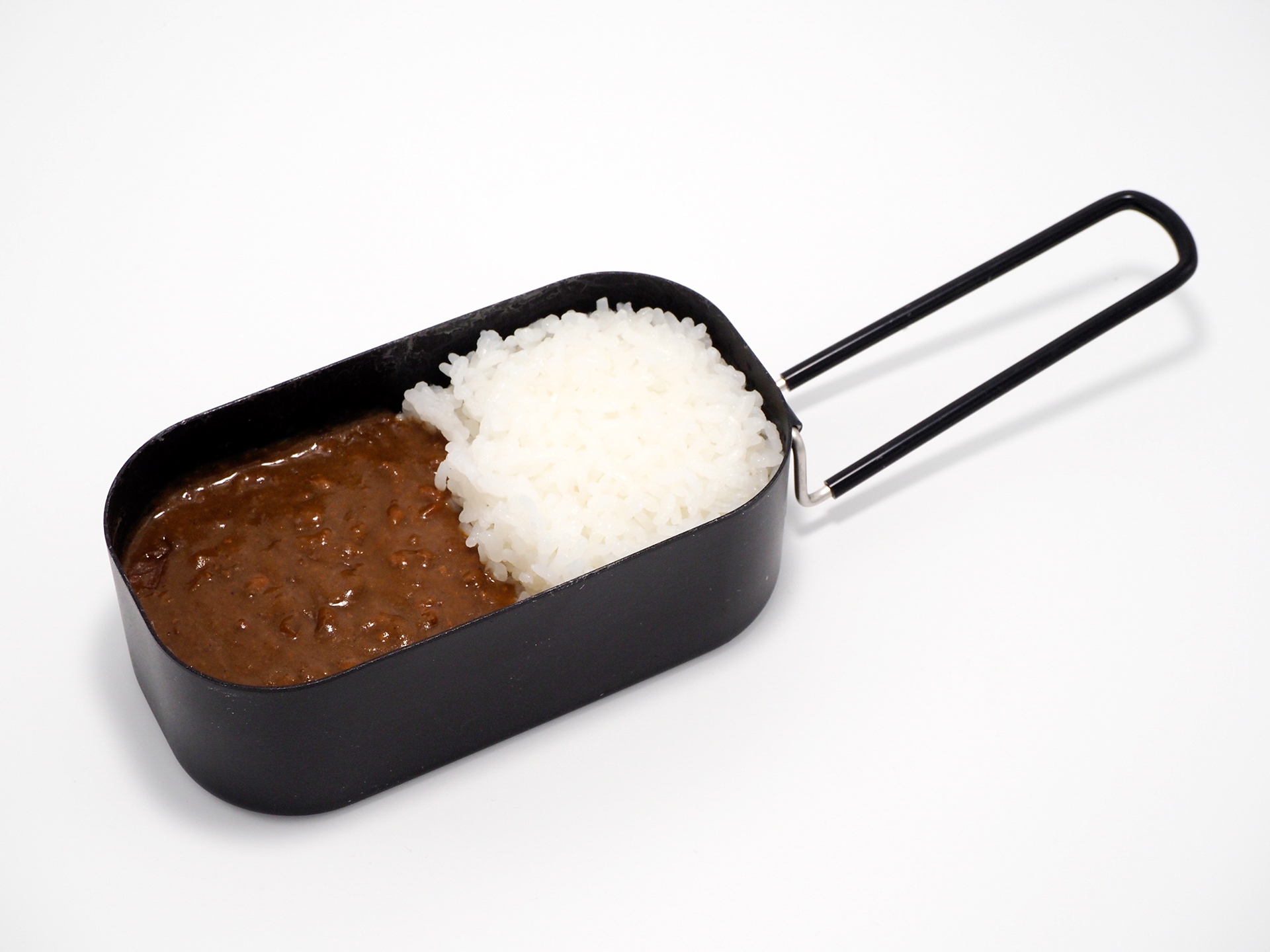 なんとなく、外で食べたかったけど猛暑に負けたので、せめてもの抵抗でメスティンと組み合わせてみた。1合用の半分がカレーで埋まる感じだ