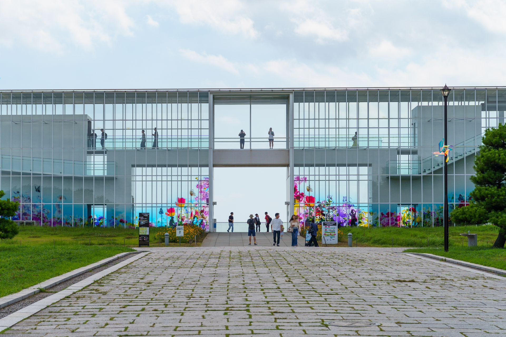 クリスタルビューに描かれたのは、蜷川実花 with EIM「Garden of Sky（空の庭園）」