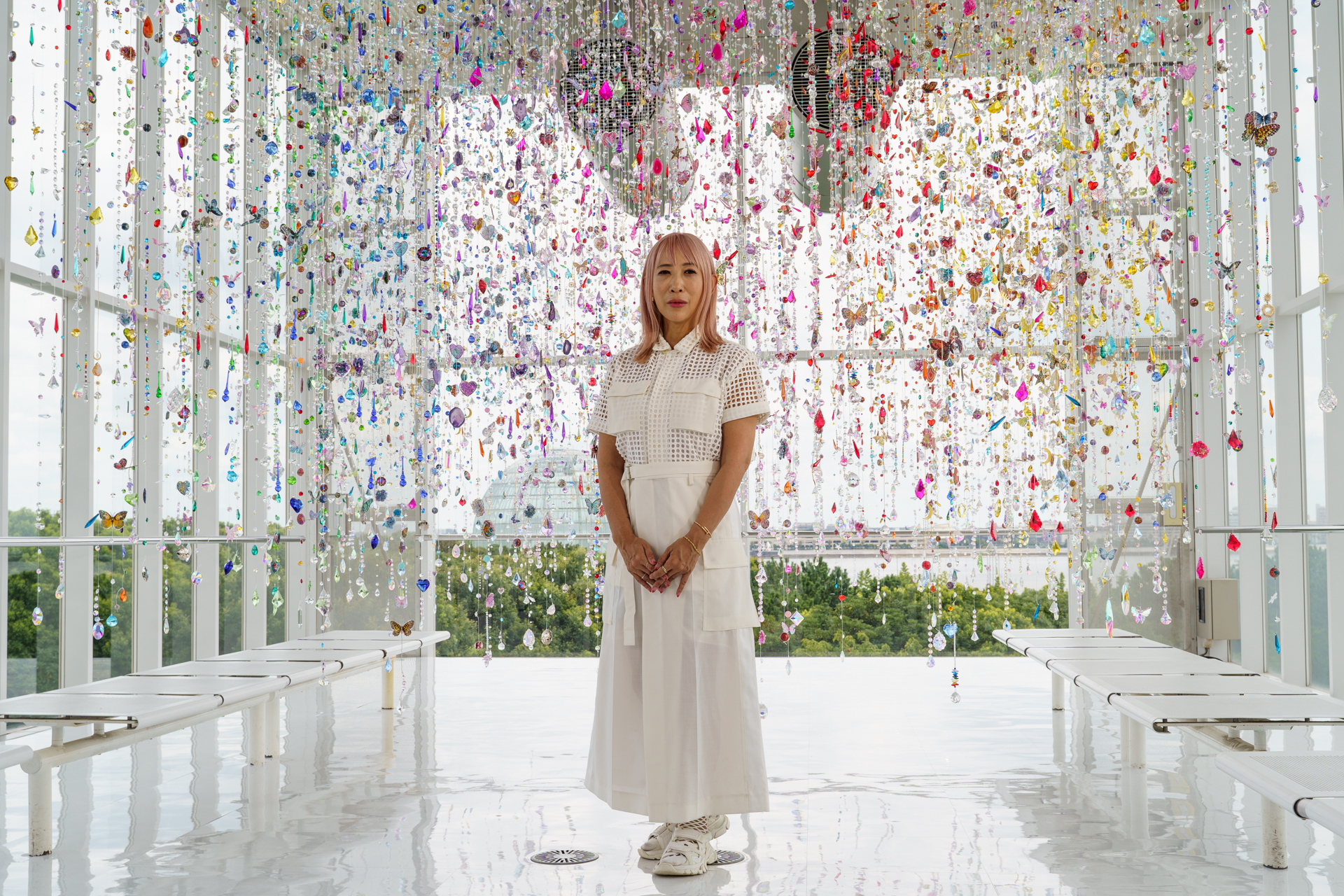 クリスタルビュー内の展示を前に蜷川実花さん
