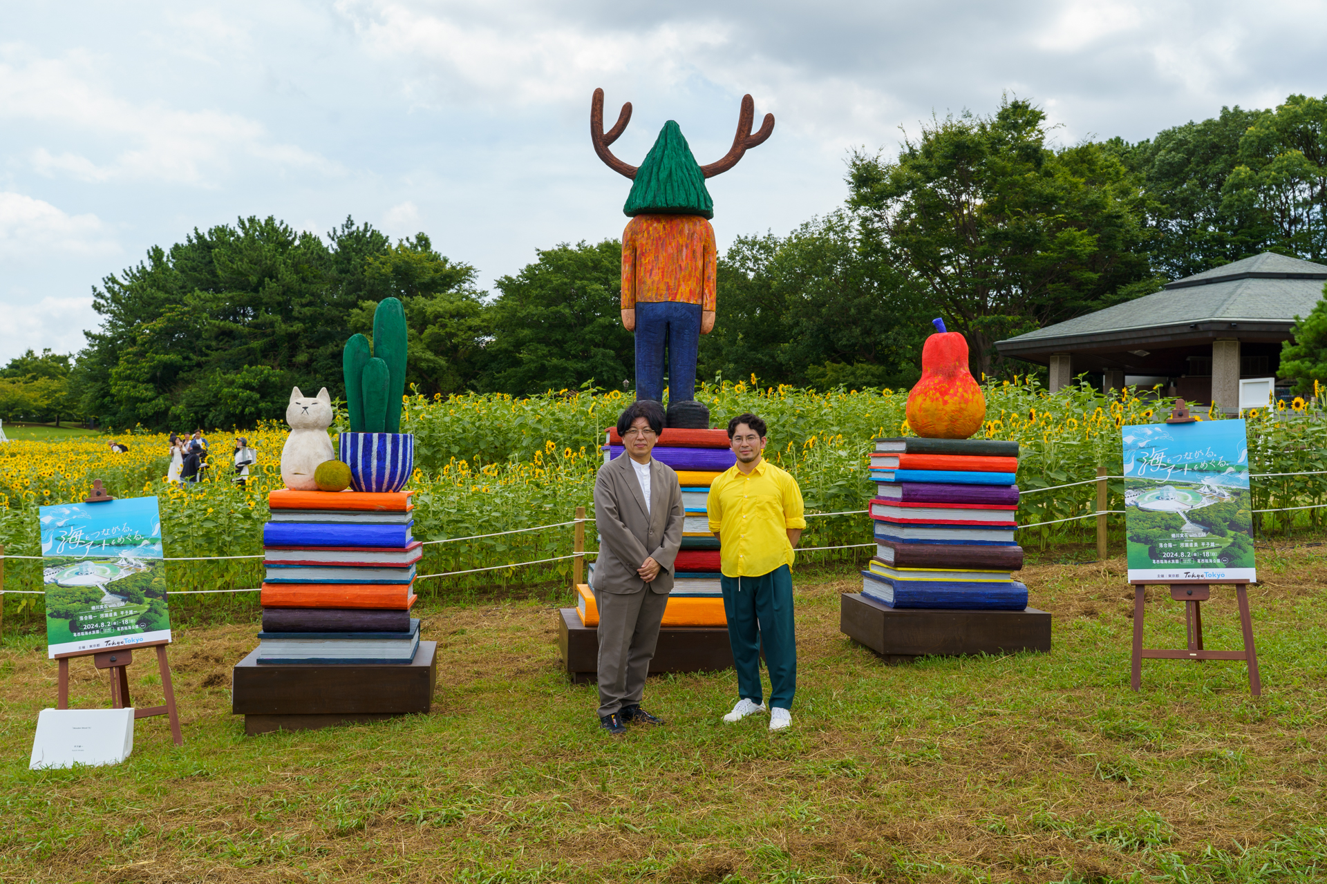 平子雄一氏（右）による作品「Wooden Wood 73」。左は今回のイベントでプロデューサーを務めた新領域株式会社 ART +TECHの杉山央氏