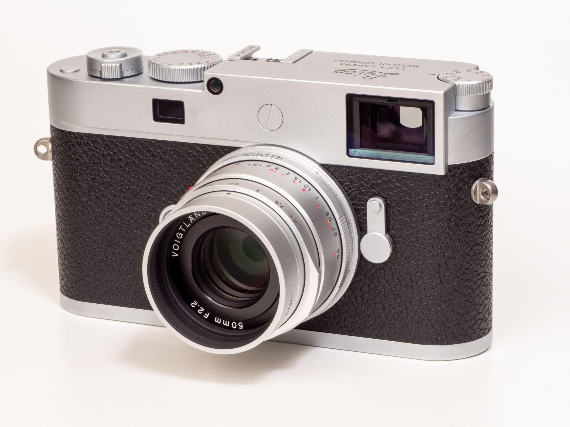 お借りしたのはシルバータイプですが、ライカとよく似合ってしまいます。年寄りはシルバーが好きですから、胸を打たれております。