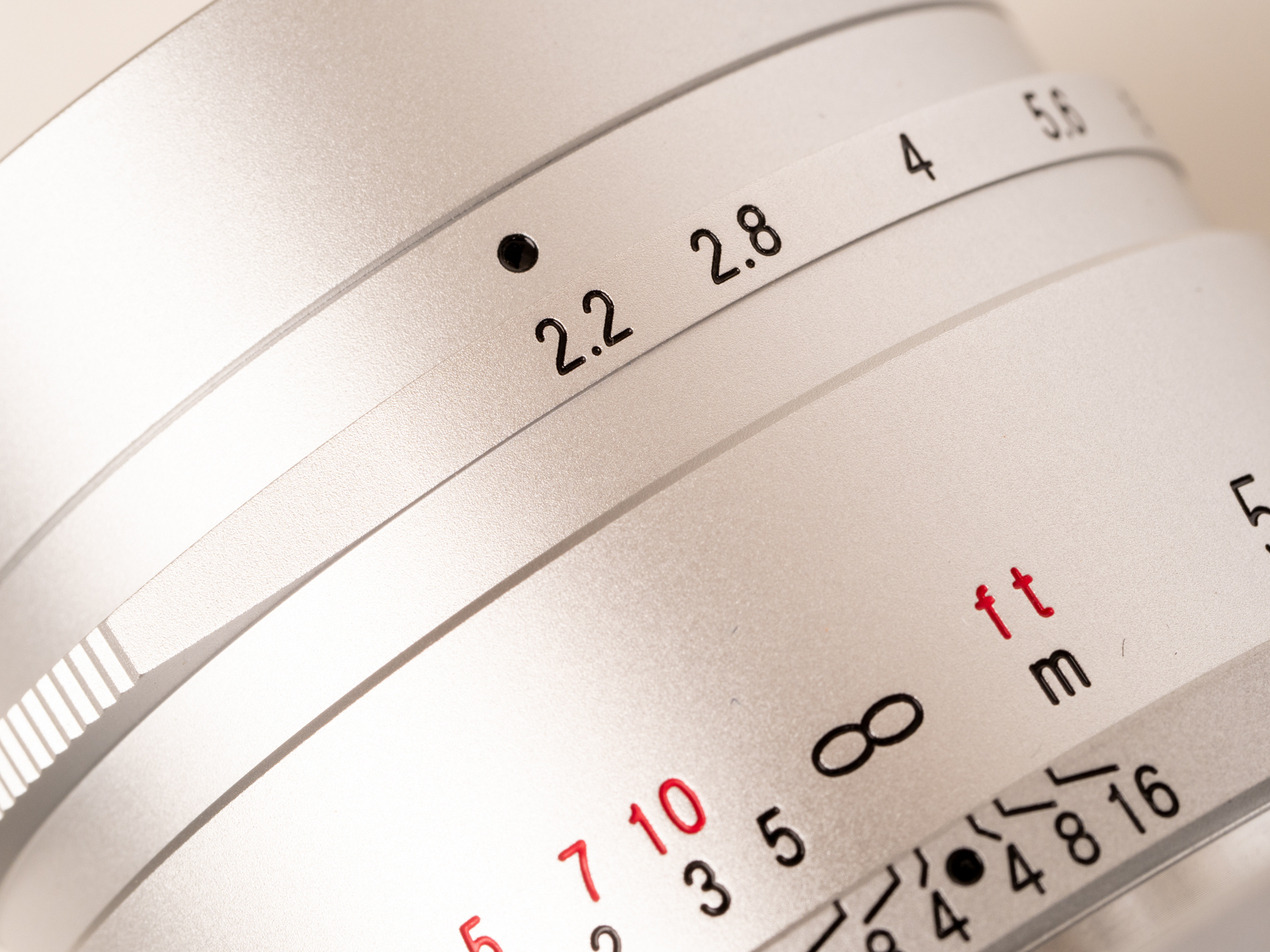 F2.2という見慣れないFナンバーがいいですねえ新鮮で。F2.8に絞るともうツッコミどころのない安定感抜群の描写になります。