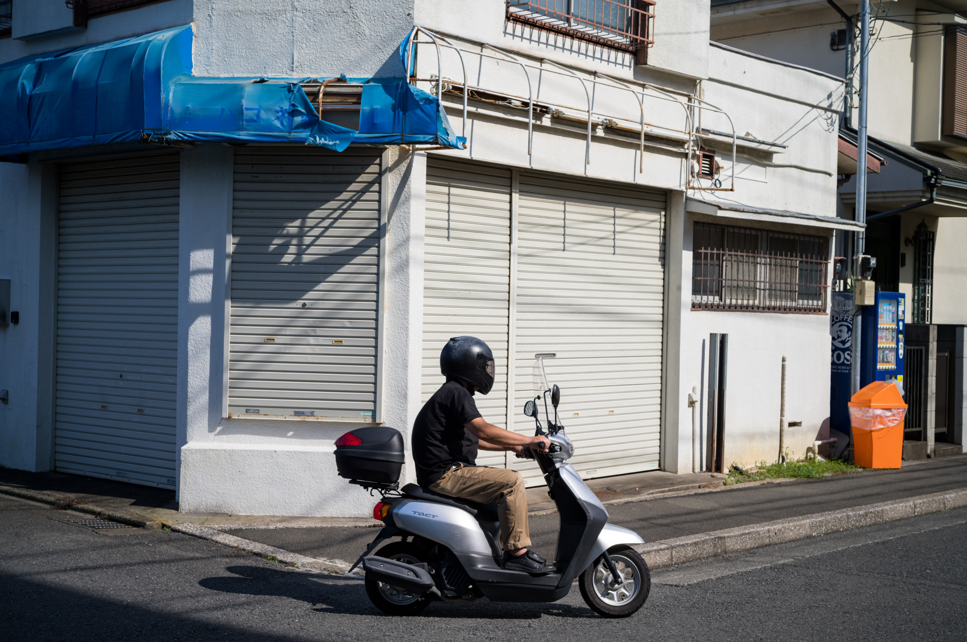 街角にふいにバイクが現れました。50mmだと、ファインダーを覗かなくてもこれくらいのフレーミングに対応できます。<br><span class="fnt-85">ライカM11-P／COLOR-SKOPAR 50mm F2.2 VM／マニュアル露出（1/3,000秒、F8.0）／ISO 400</span>
