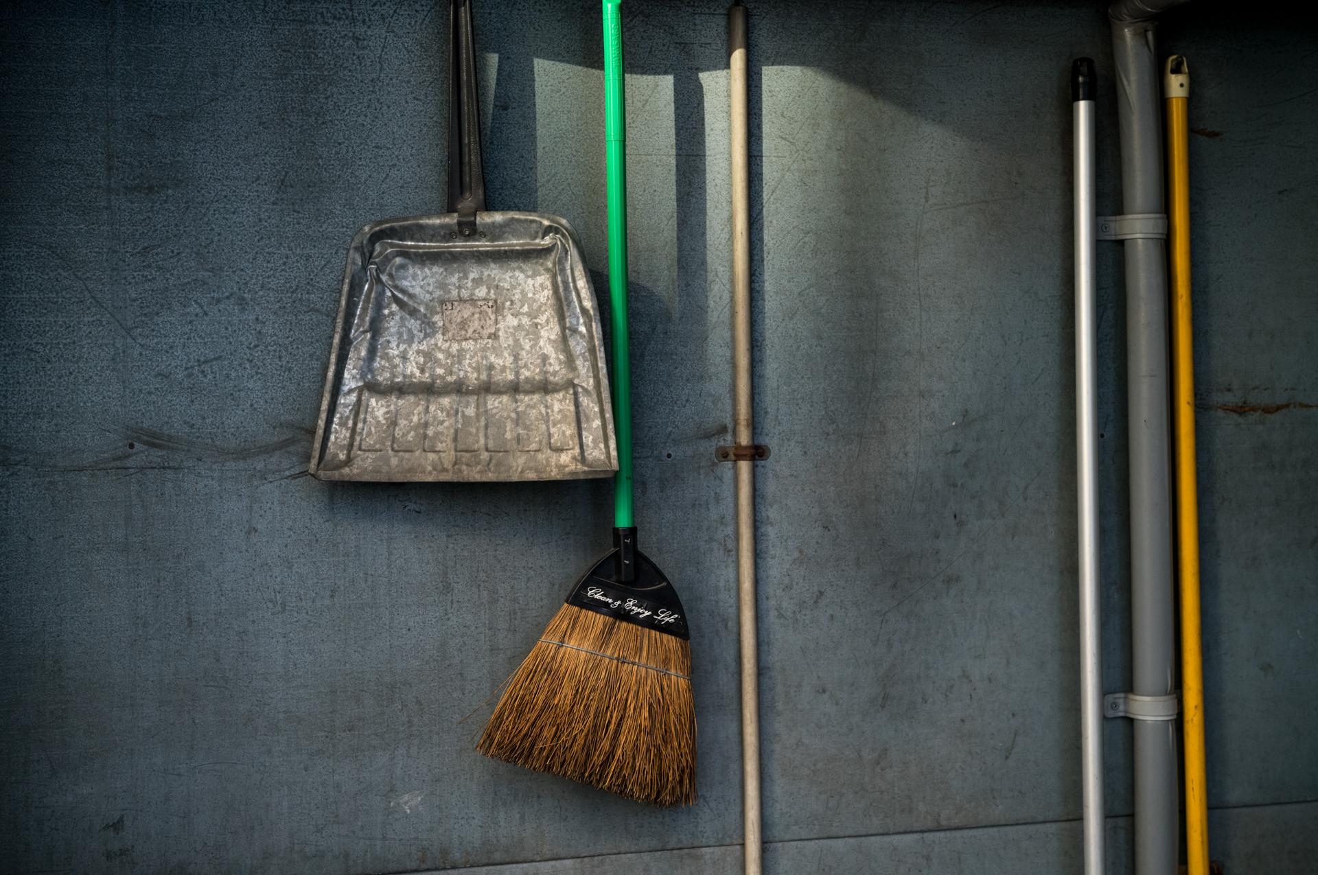 先日の酒宴で、なぜ写真家は箒を撮るかということが議題になったのですが、とりあえず見つけると撮ります。フォックス・タルボットだって撮っています。厚みのある落ち着いた描写です。<br><span class="fnt-85">ライカM11-P／COLOR-SKOPAR 50mm F2.2 VM／マニュアル露出（1/500秒、F5.6）／ISO 800</span>