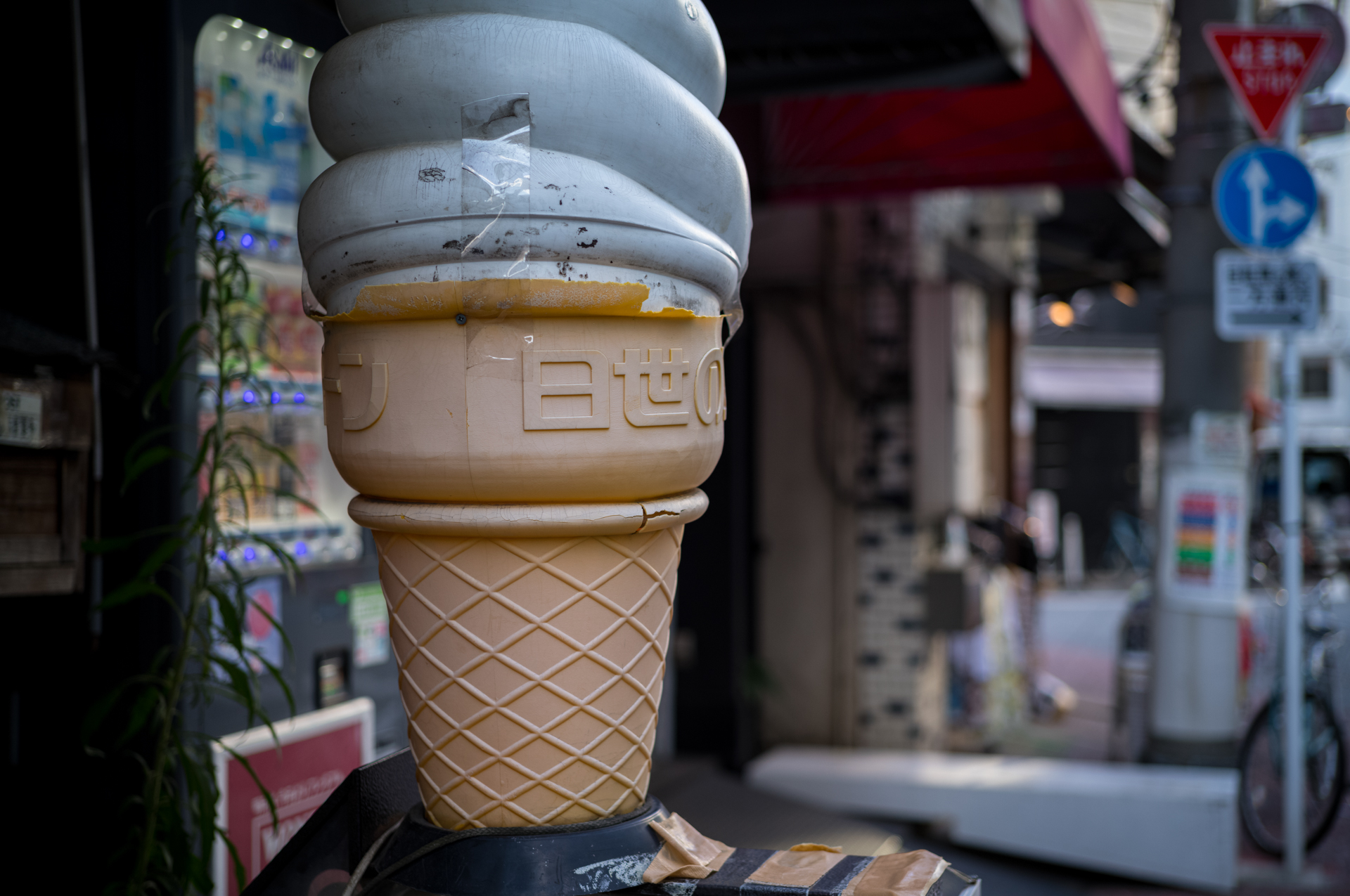 街スナップで絞り開放で撮影するって、夜の景色くらいですが、日陰の街でやってみました。ボケは大きくはないけど、自然ですね。<br><span class="fnt-85">ライカM11-P／COLOR-SKOPAR 50mm F2.2 VM／マニュアル露出（1/250秒、F2.2）／ISO 200</span>