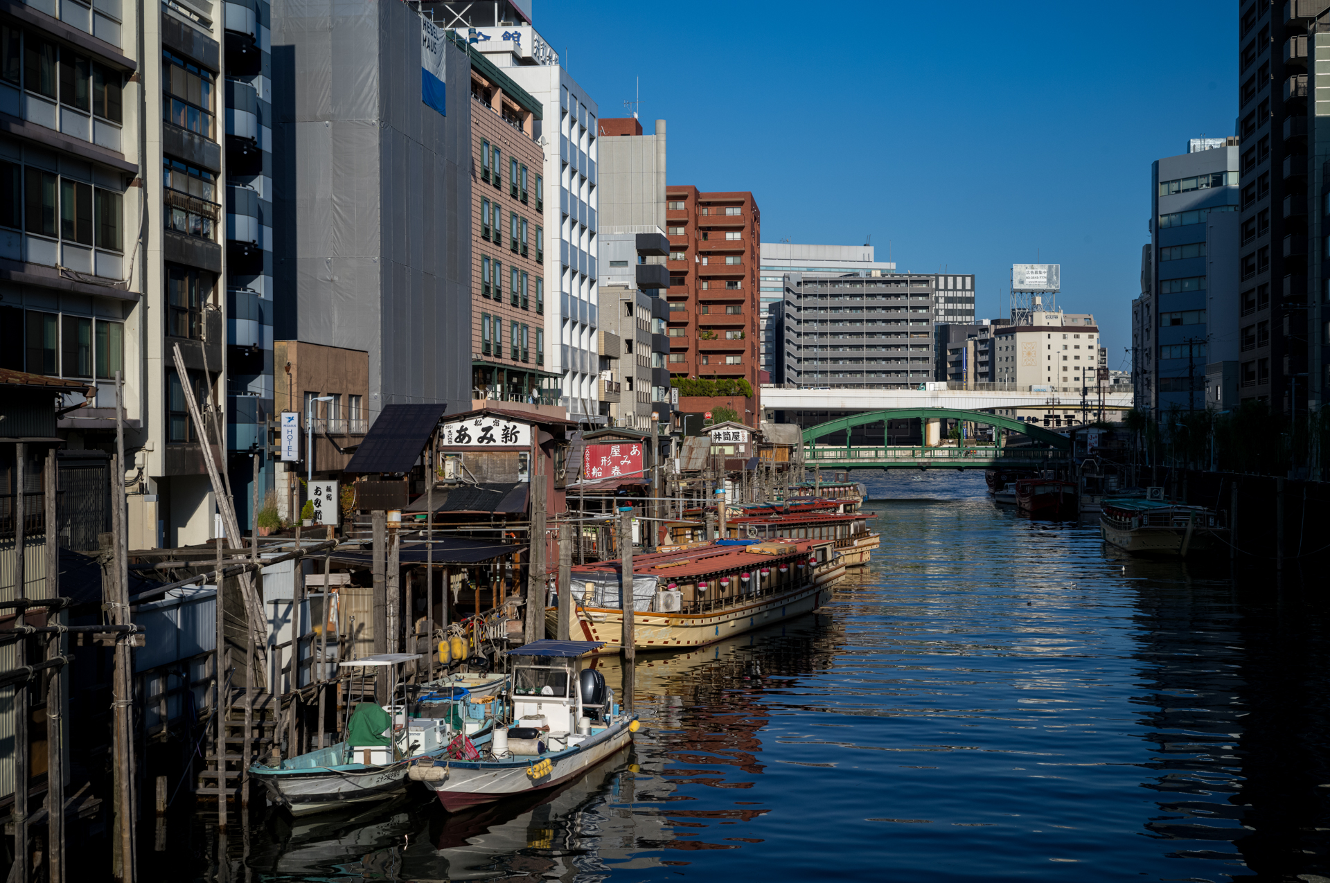 インフ設定の風景。すばらしく緻密な描写をしますねえ。それでもAPO-LANTHARとは違う雰囲気があることに注目しています。<br><span class="fnt-85">ライカM11-P／COLOR-SKOPAR 50mm F2.2 VM／マニュアル露出（1/2,000秒、F8.0）／ISO 400</span>