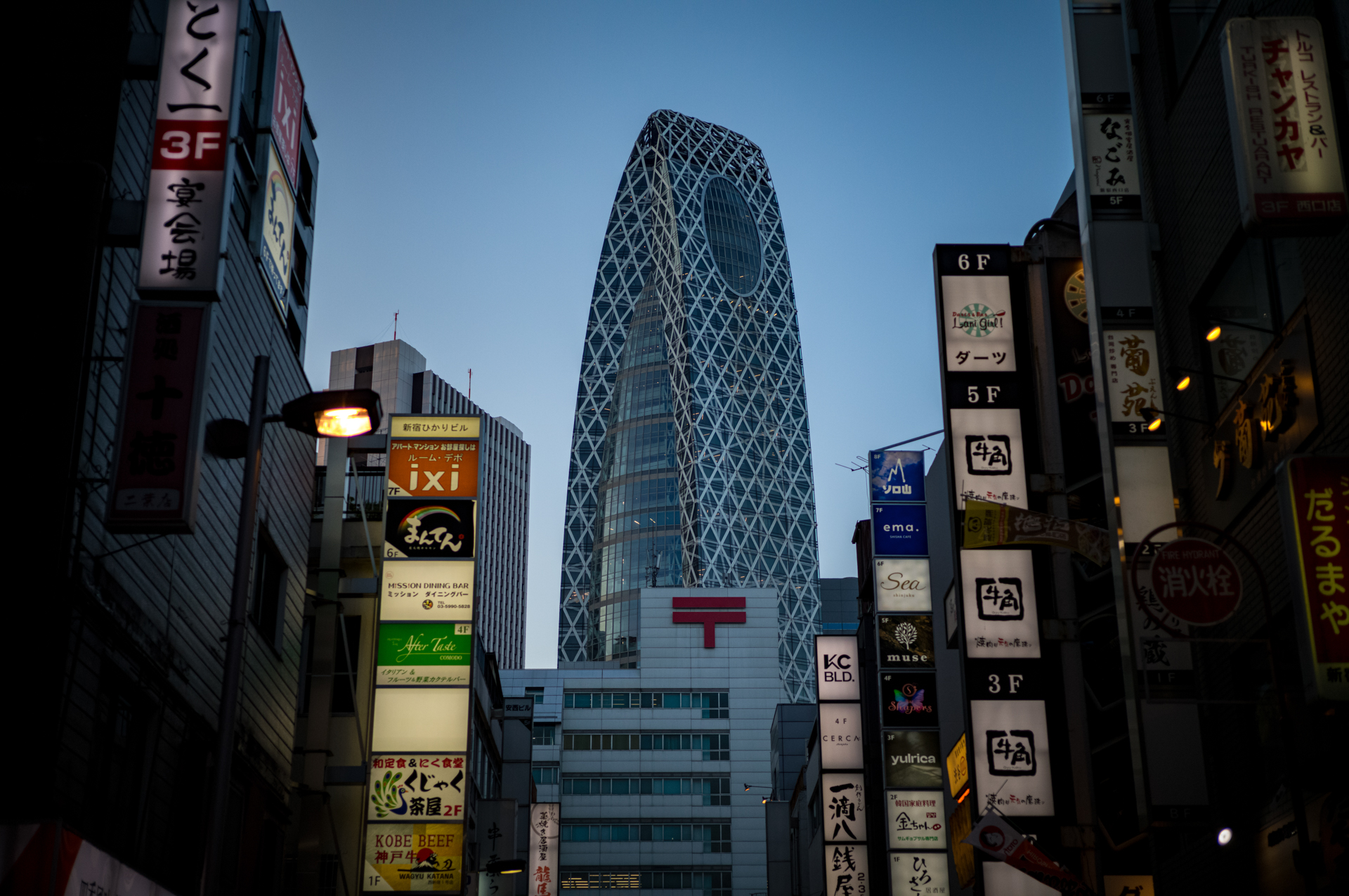 インフ設定での都市風景、絞り開放。暮れゆく新宿ですが、中心点の解像力十分です。品のある描写です。<br><span class="fnt-85">ライカM11-P／COLOR-SKOPAR 50mm F2.2 VM／マニュアル露出（1/4,000秒、F2.2）／ISO 400</span>