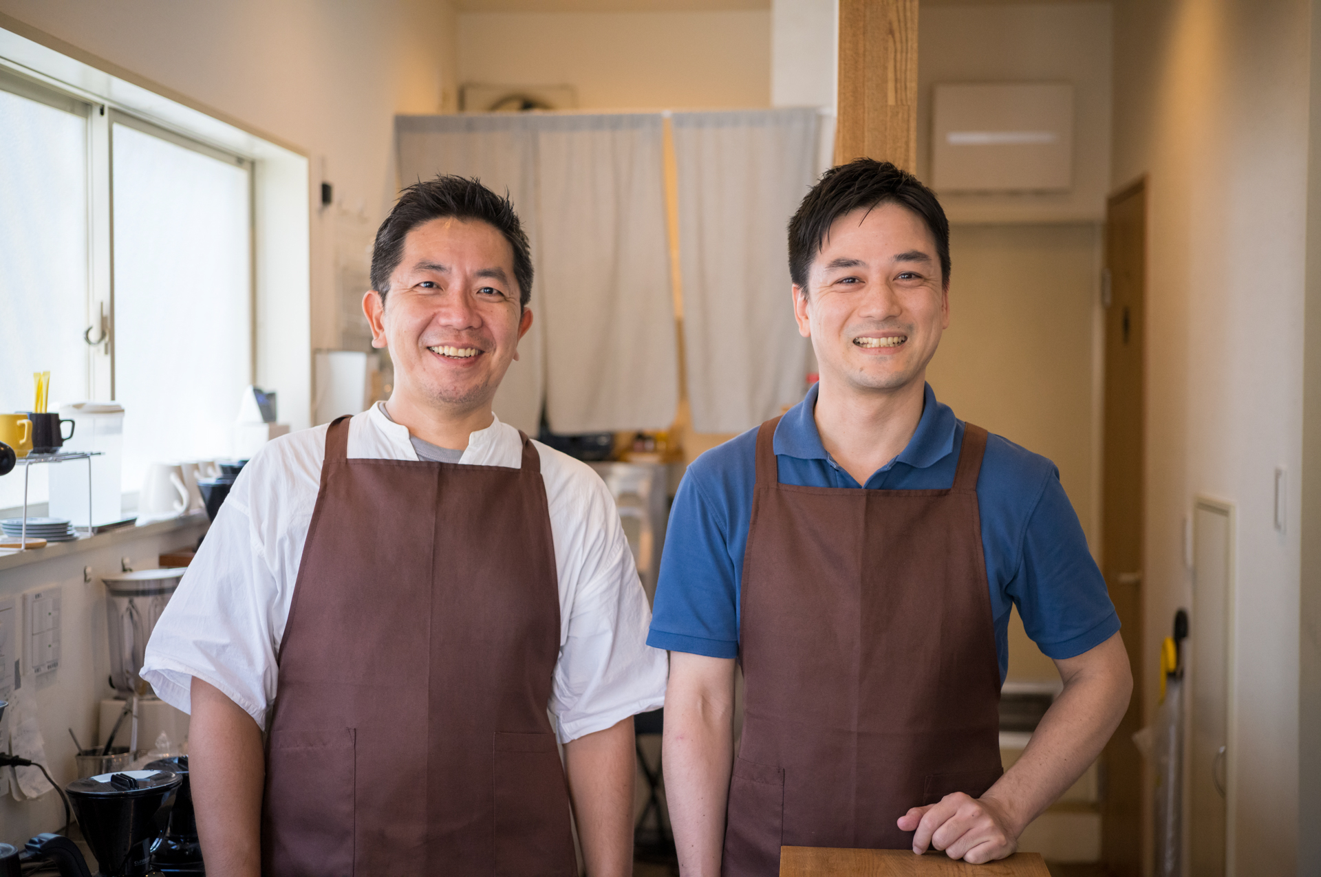 珈琲店にて。店内に優しい外からの光が差しています。ポートレートにぴったりの描写力。背景のボケもクセがないのがいいですね。（協力：虎ノ珈琲店）<br><span class="fnt-85">ライカM11-P／COLOR-SKOPAR 50mm F2.2 VM／マニュアル露出（1/500秒、F2.8）／ISO 1600</span>