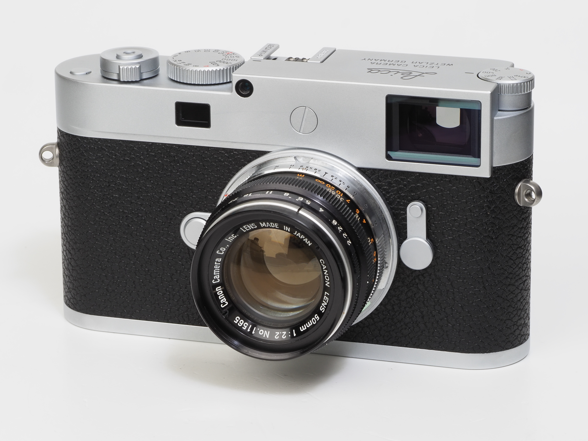 ライカM11-PにCanon 50mmF2.2 を装着してみました。このレンズも小さく、締まって見えるスタイリングです。