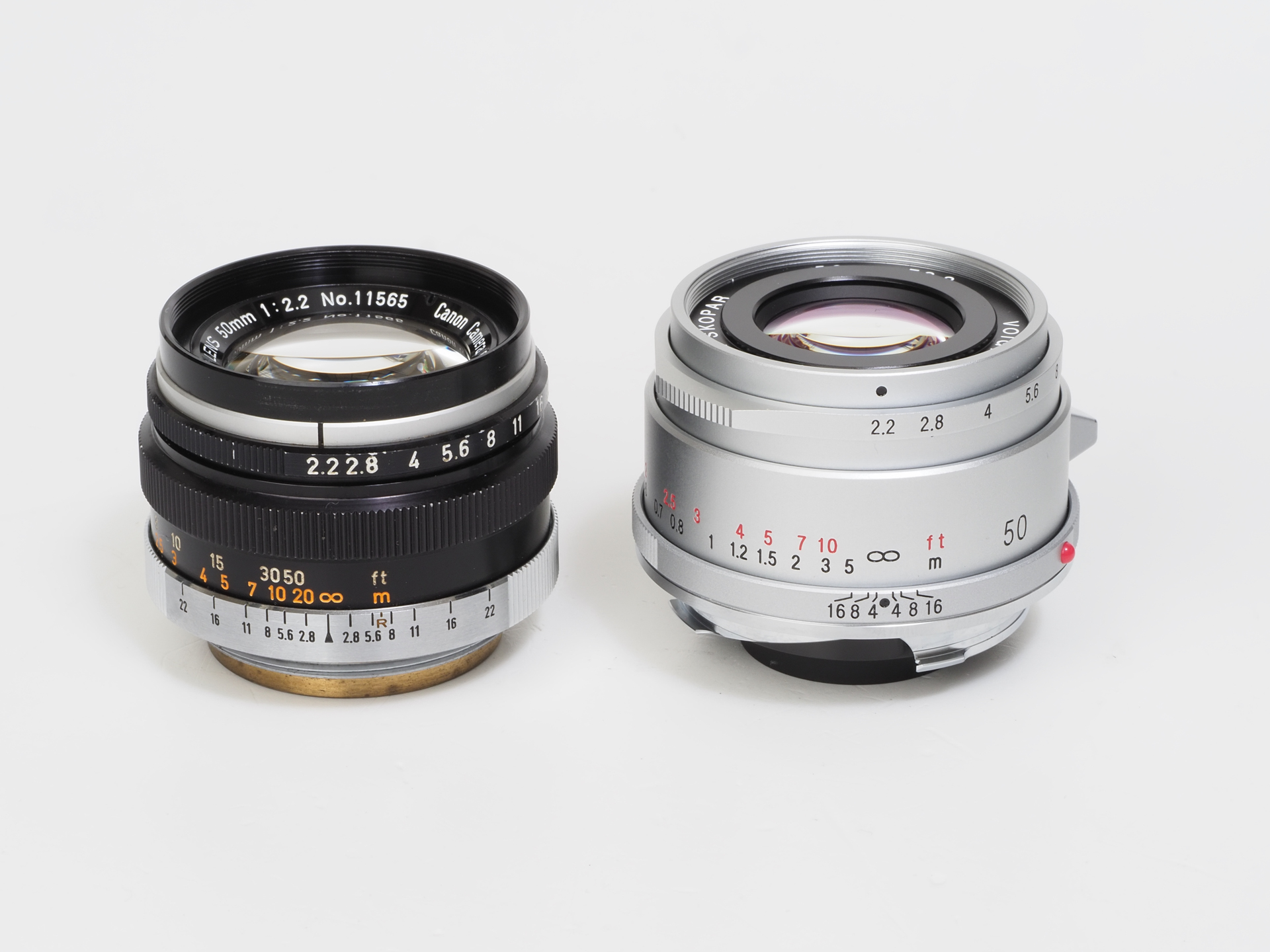 COLOR-SKOPAR 50mm F2.2とCANON 50mm F2.2を並べてみました。サイズ感は近いですが、デザイン時代の差も感じますね。
