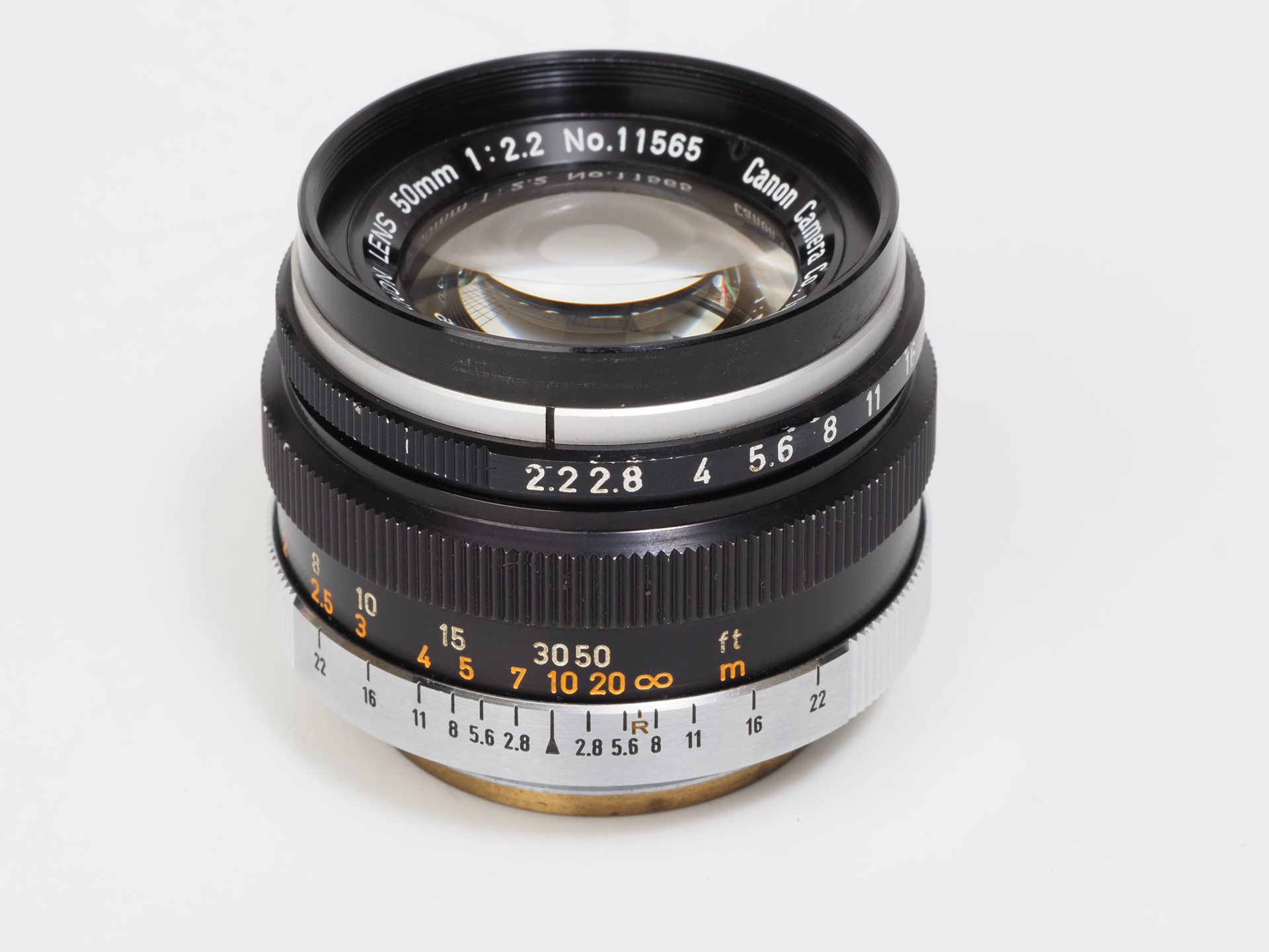 CANON 50mm F2.2。1961年1月発売、ライカスクリューマウント互換レンズ。4群5枚構成・最短撮影距離1m・全長33.2mm・質量164.5gというのが公式のデータです。mとftの両者が併記されているのはいいですね。