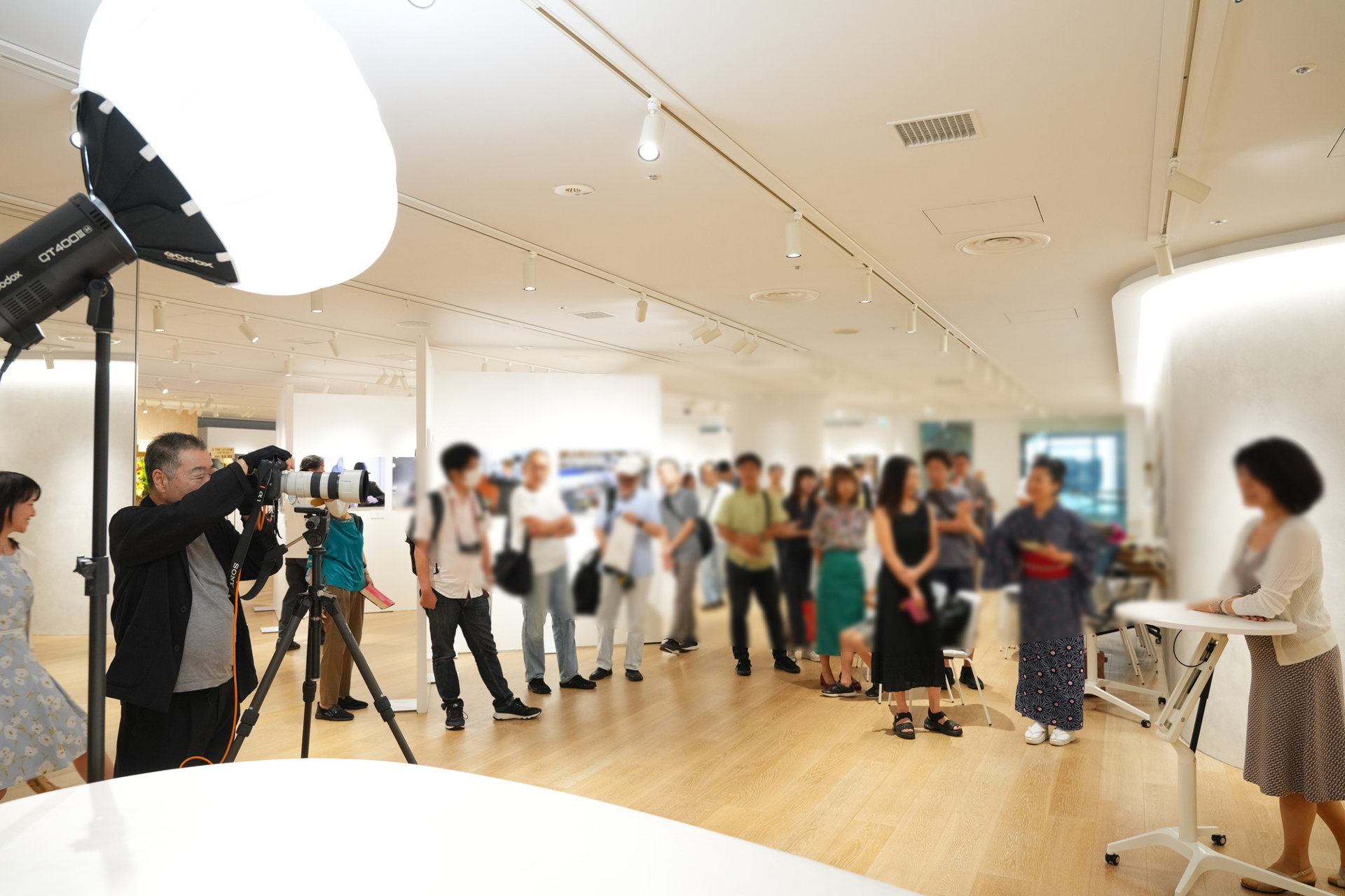 GODOXのQT400III-Mとランタンソフトボックス（CS-65D）を天板で使用し光を回す。<span class="fnt-85">※この撮影風景はトークイベントにご参加いただいたお客様の中から希望者の方を撮影したときのもの</span>