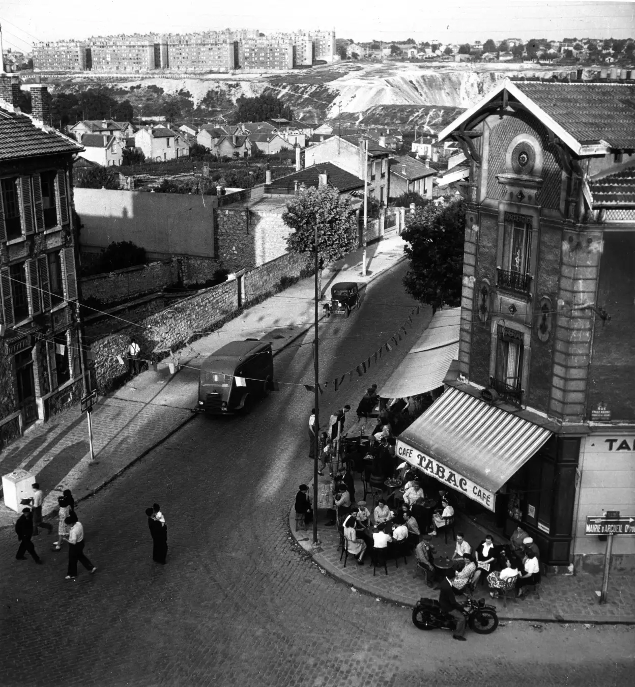 小さなテラス、アルキュイユ 1945年　©Atelier Robert Doisneau/Contact