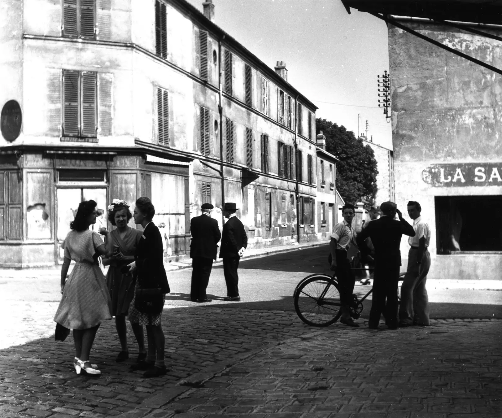 日曜日の朝、アルキュイユ・カシャン 1945年　©Atelier Robert Doisneau/Contact