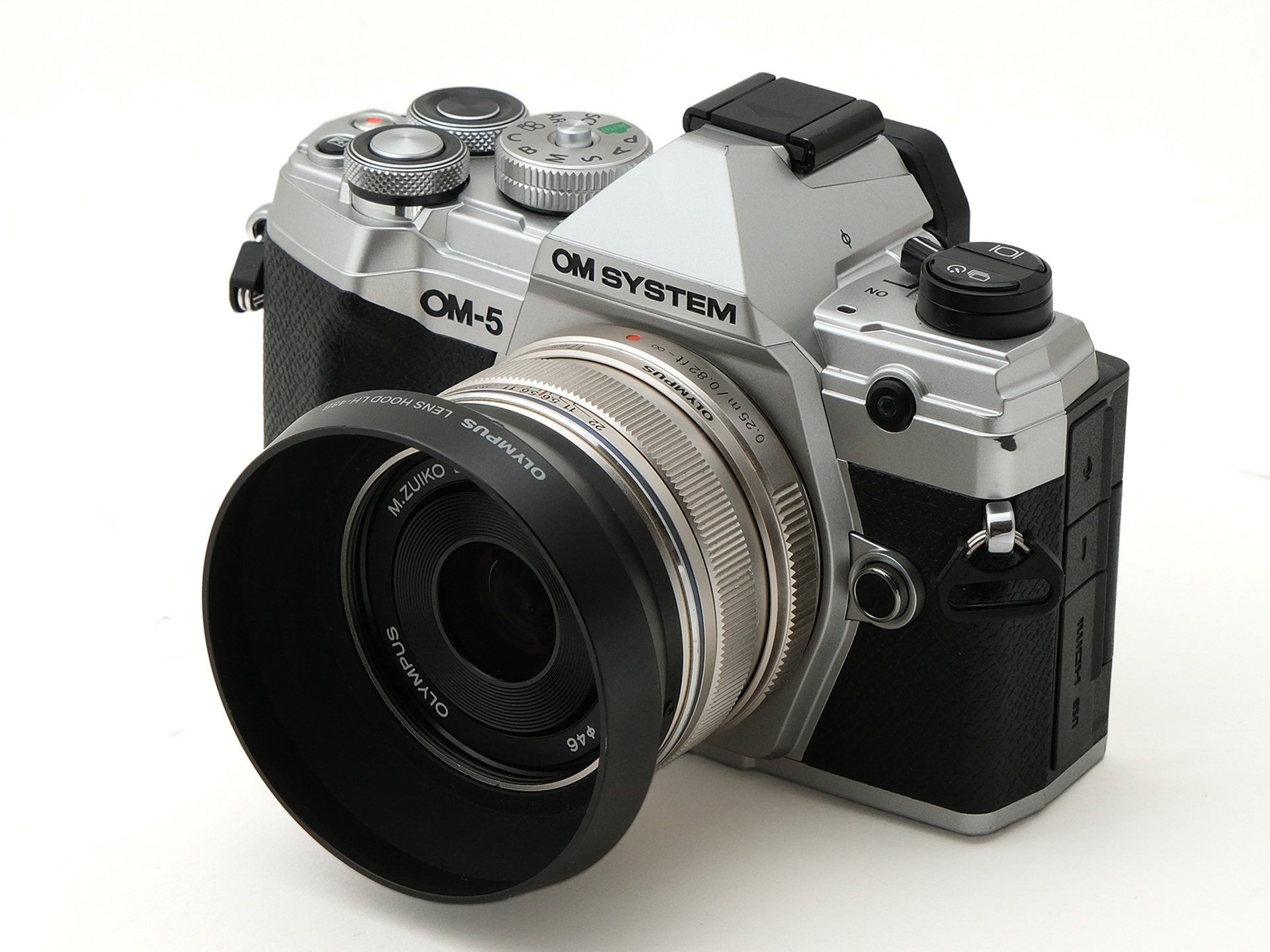 35mmレンズは単焦点レンズのサイズ感として、カメラボディとのバランスがとても良いのも特長です。フードを付けても全体的なデザインが崩れにくいことが多い