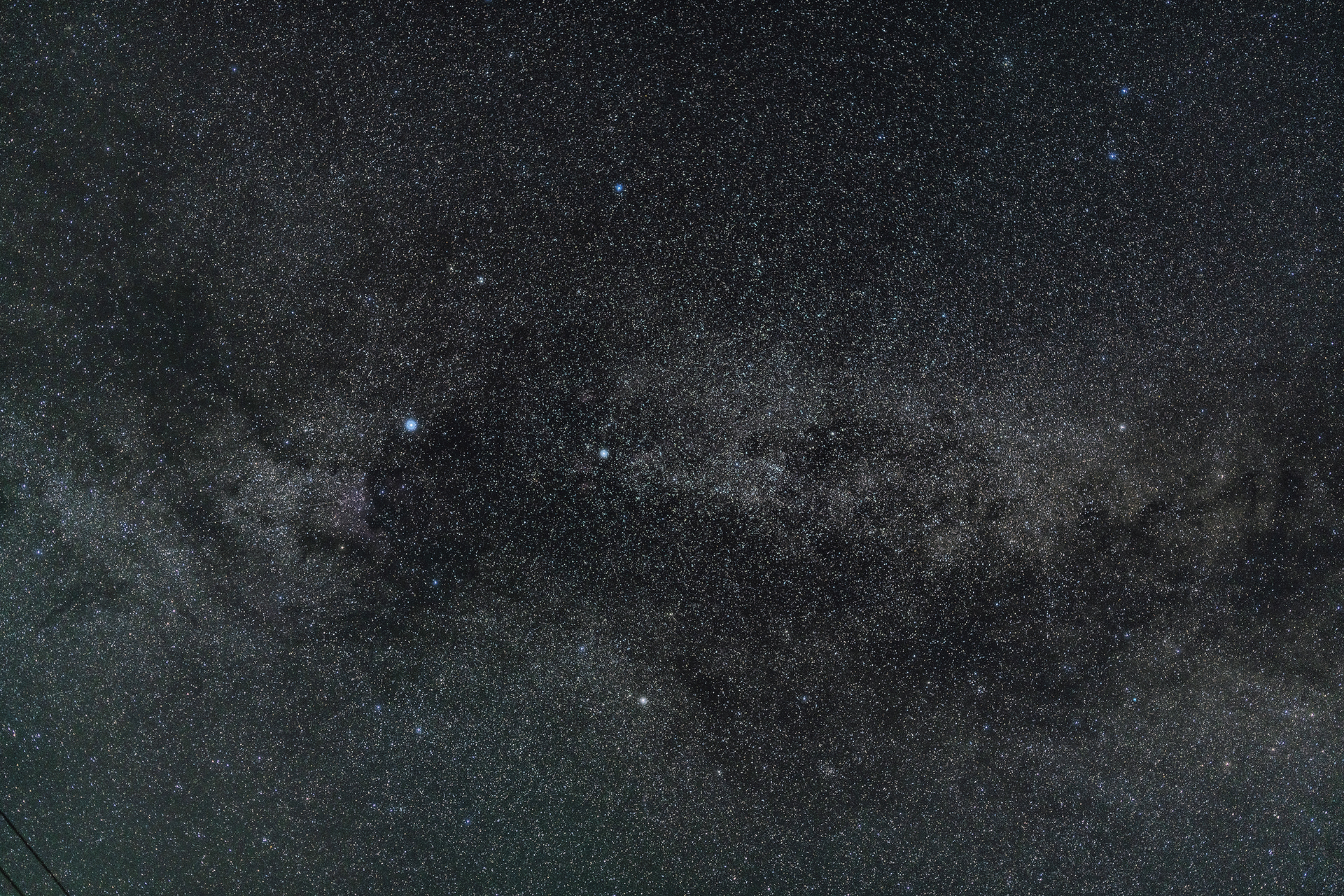 <span class="fnt-85">ソニー α1／SIGMA 50mm F1.2 DG DN｜Art／マニュアル露出（F1.2、15秒）／ISO 1000／ソフトフィルター使用／追尾撮影</span>