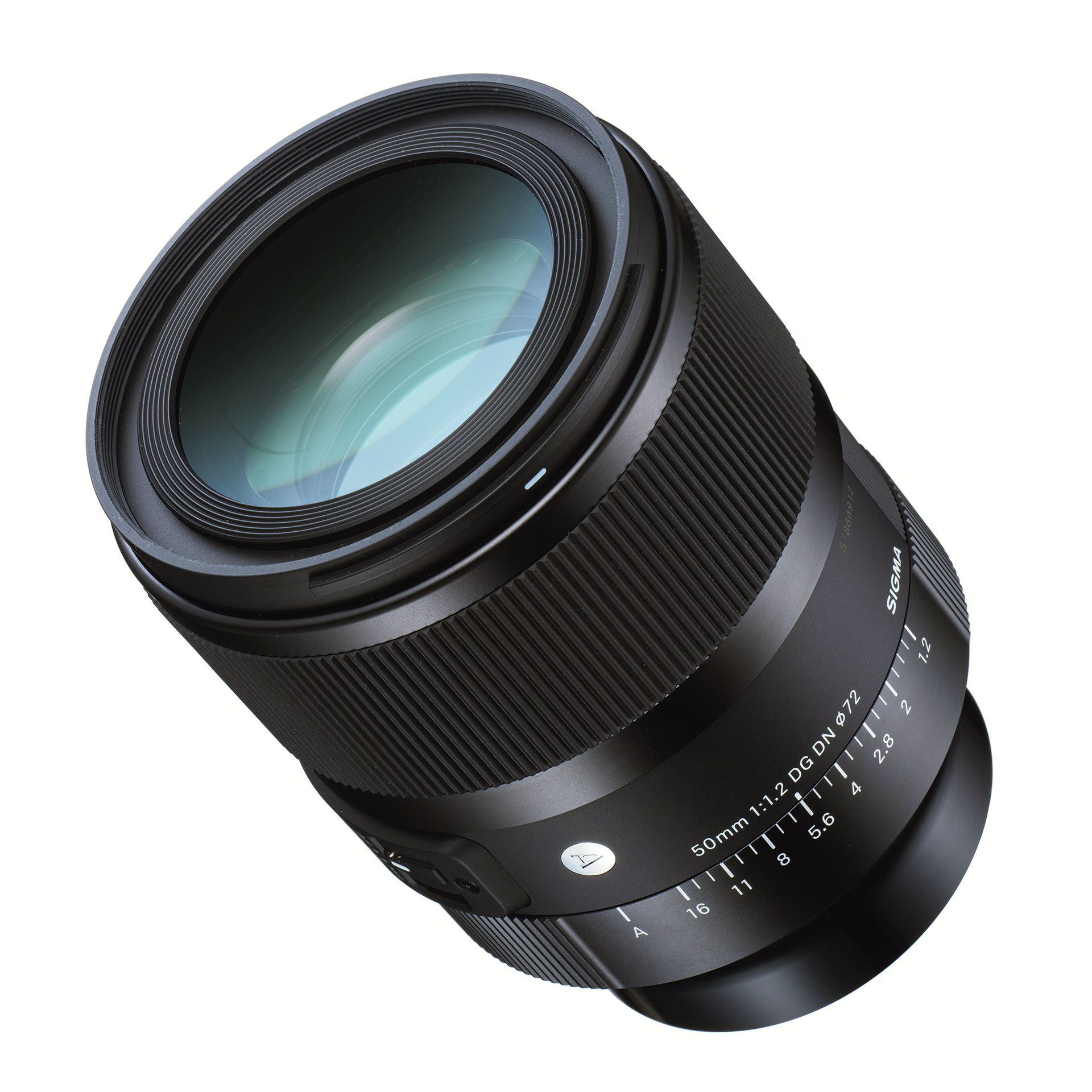 発売日：2024年4月18日<br>実勢価格：24万2,000円前後（税込）<br>　<br><b>●SPECIFICATION</b><br>対応マウント：ソニーE、ライカL<br>レンズ構成：12群17枚<br>絞り羽根枚数：13枚<br>最小絞り：F16<br>最短撮影距離：0.4m<br>最大撮影倍率：0.16倍<br>フィルター径：φ72mm<br>外形寸法（最大径×全長）：約81.0×110.8mm<br>質量：約740g<br><span class="fnt-85">※数値はEマウント用</span><br>　<br>絞り開放から素晴らしい画質を示す標準レンズは、刻々と変化する彗星の姿を記録するのに最適のレンズです