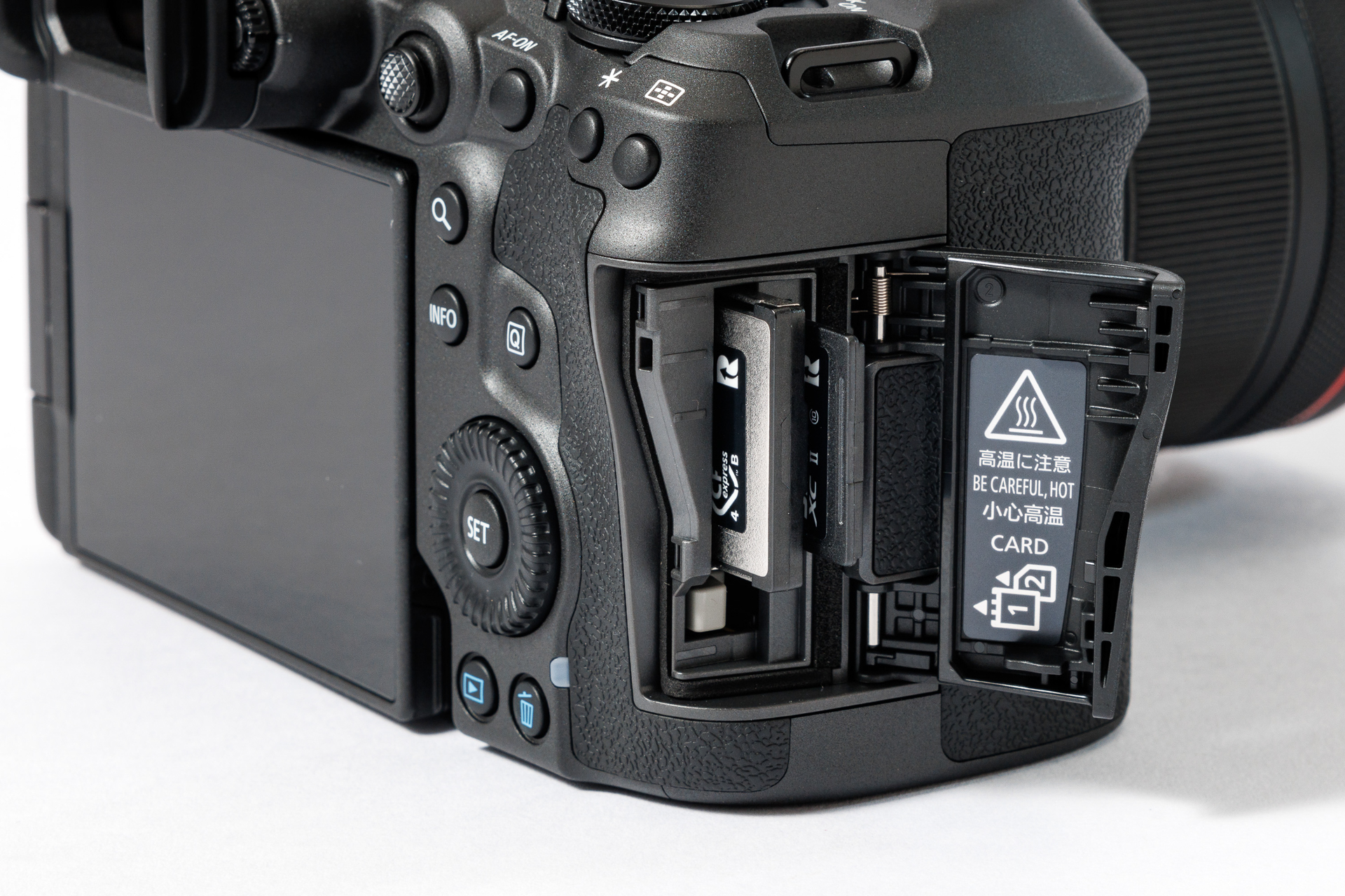 メモリーカードスロットの構成はEOS R5と全く同じだ