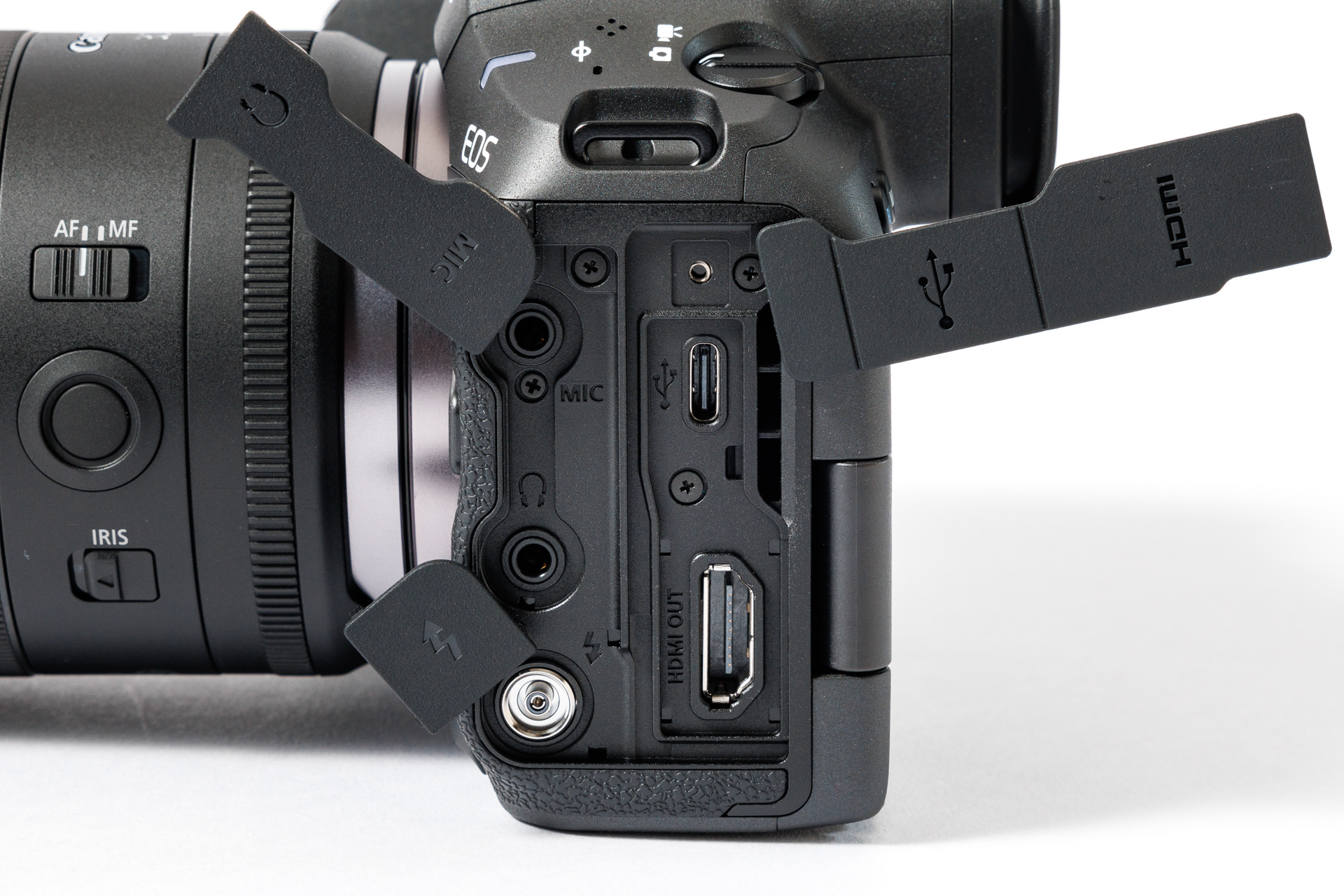 USB端子右側には冷却用通気口がみられる。こちらは排気側だ