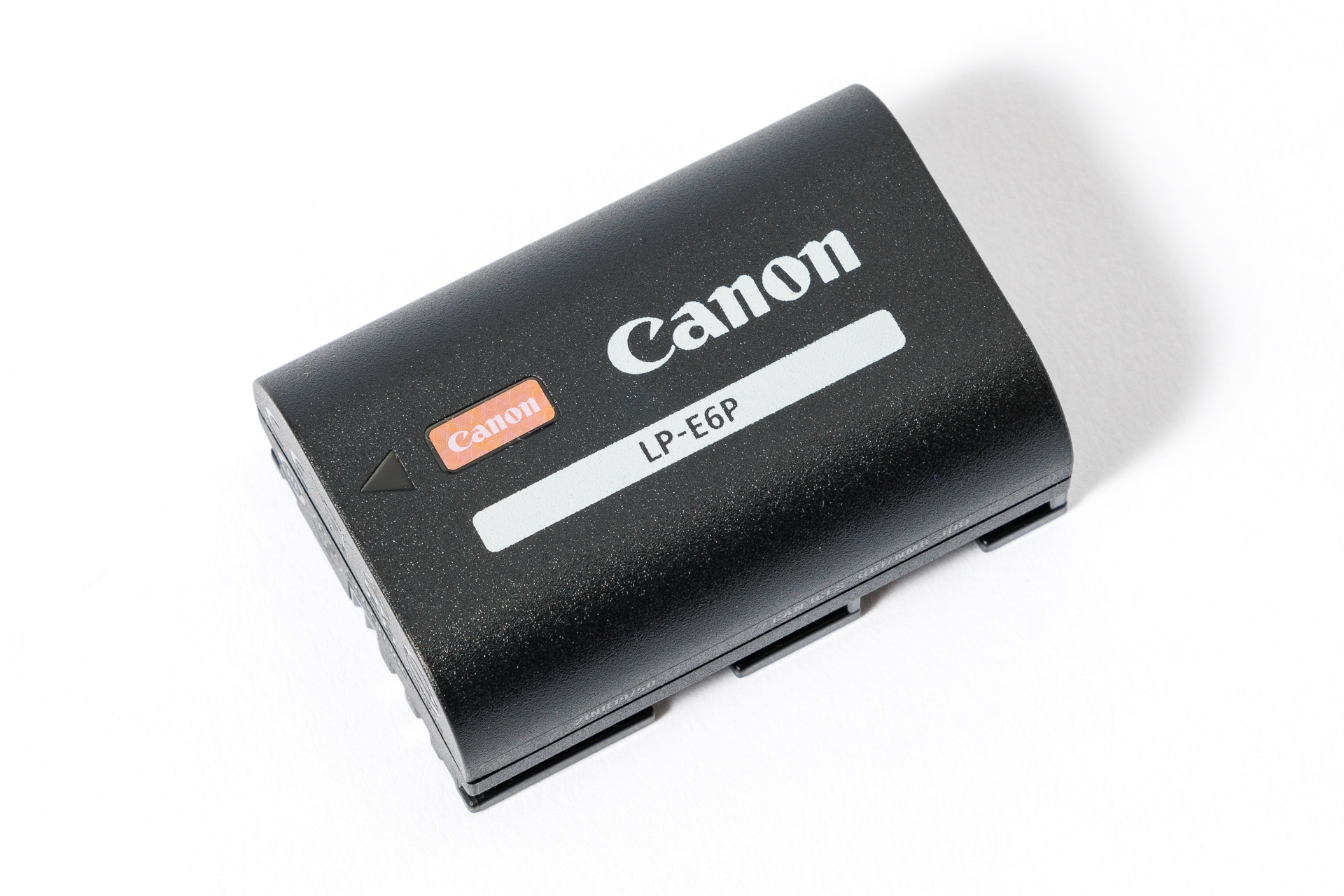 サイズや容量は全く同じだ。ロゴが白文字となり従来バッテリーからは一目で違いが分かる