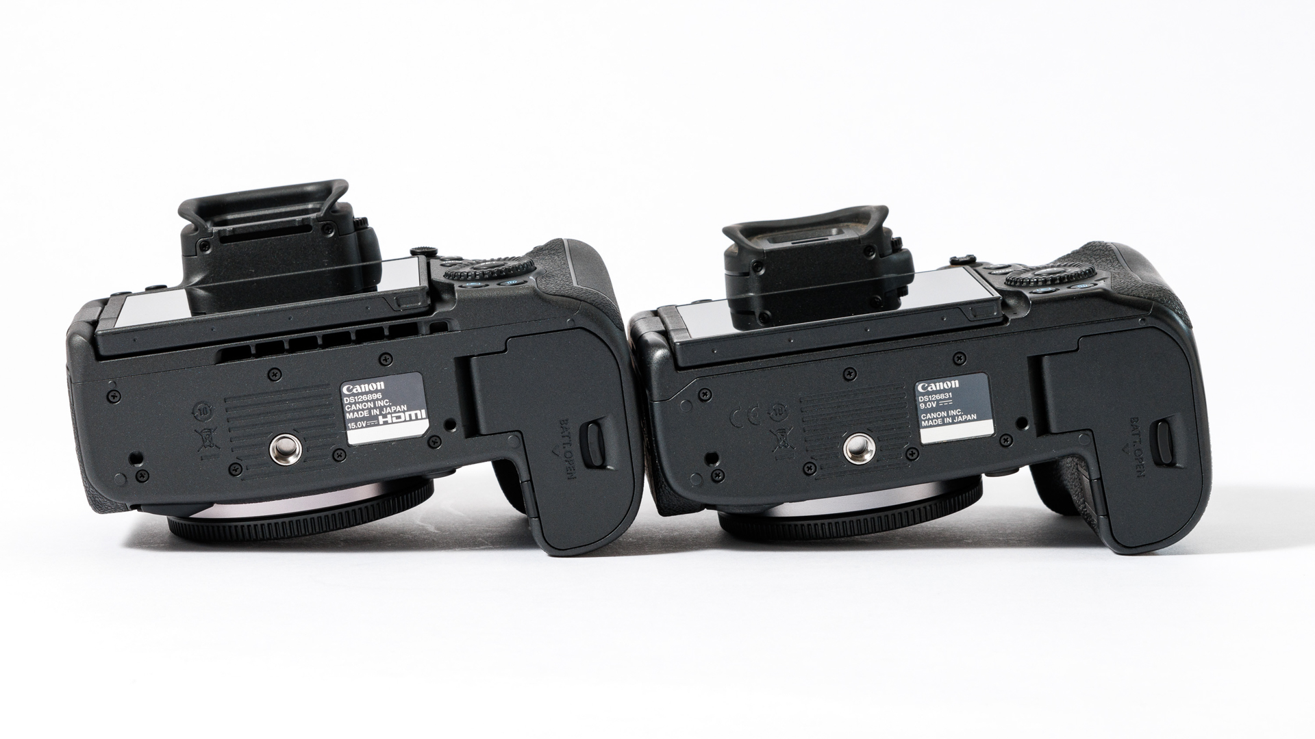 左がEOS R5 Mark II。モニター裏に排熱用の通気口が見える。こちらが吸気側だ