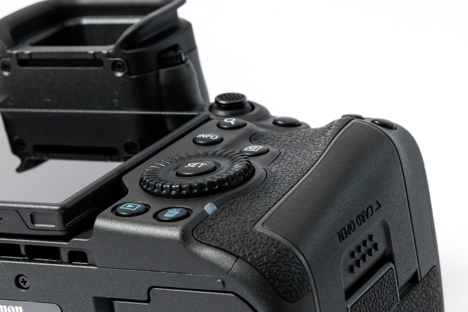 良く見るとボタンの表面形状がEOS R5から変わっている