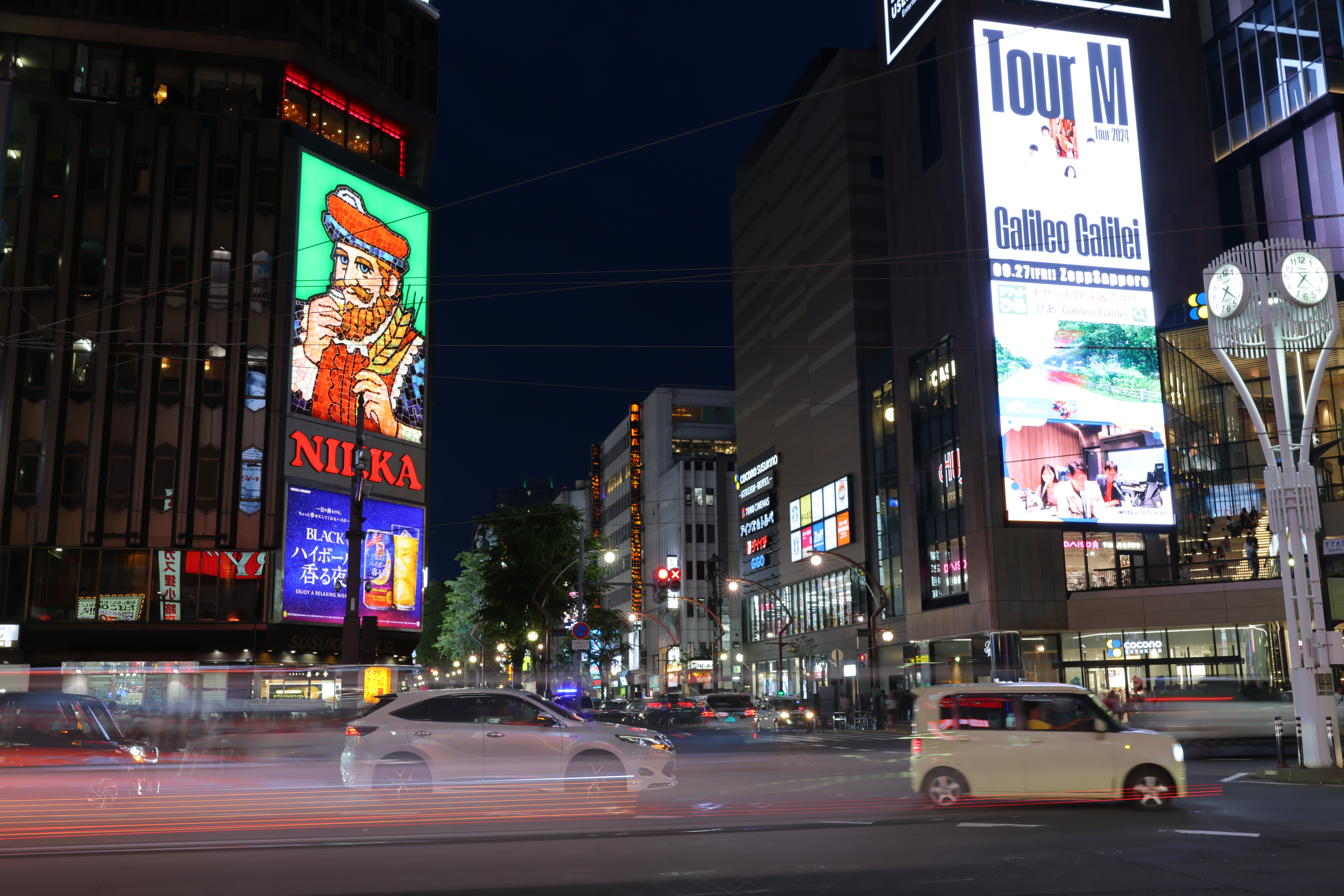 夜の街をF11まで絞り込んでスナップした。手持ち0.8秒。三脚がないと難しかったシーンも手持ちで気軽に撮影できる