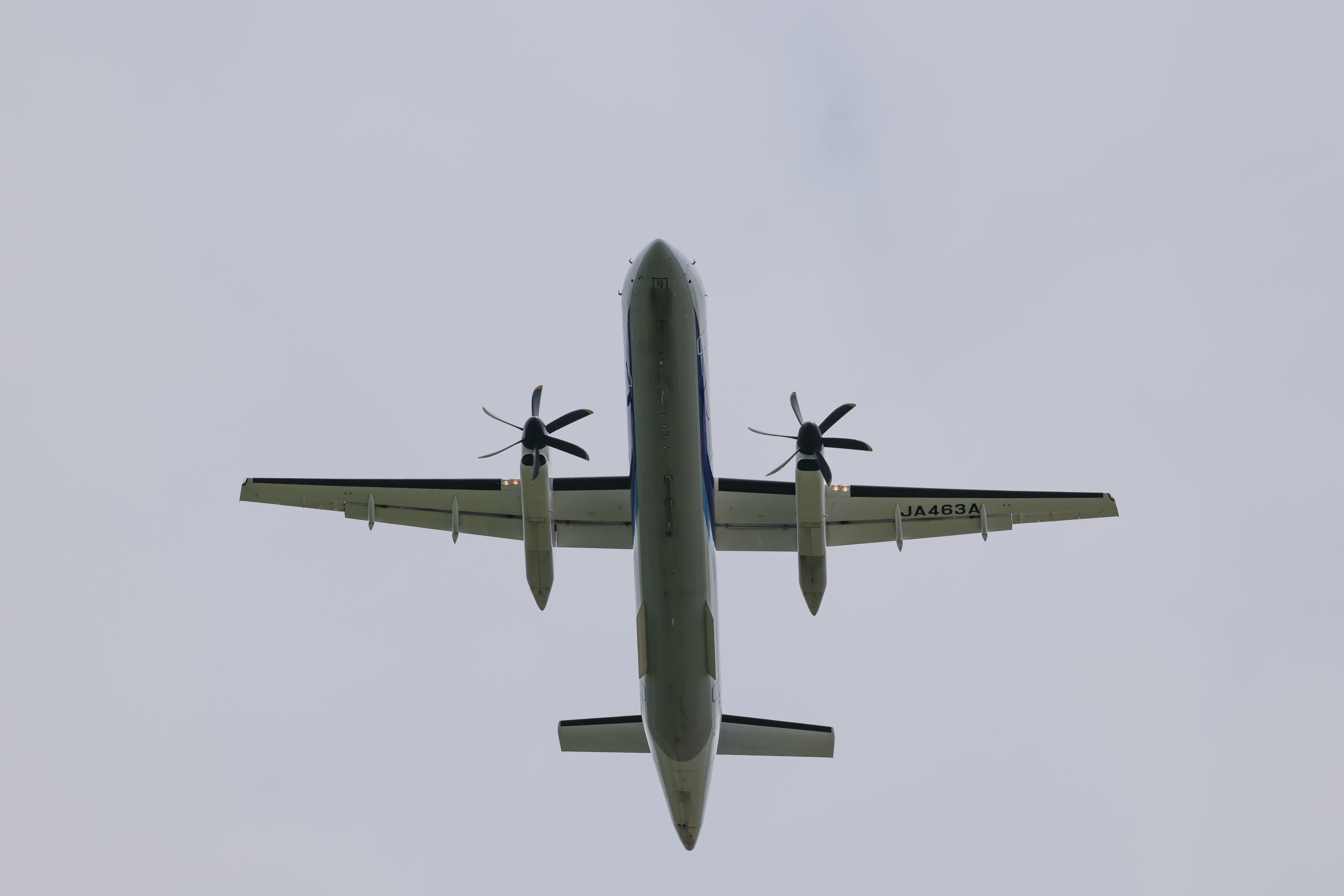 離陸直後のプロペラ機を電子シャッターで撮影。積層センサーのおかげでプロペラの歪みは全く気にならない（撮影後にシャドウのみ補正）