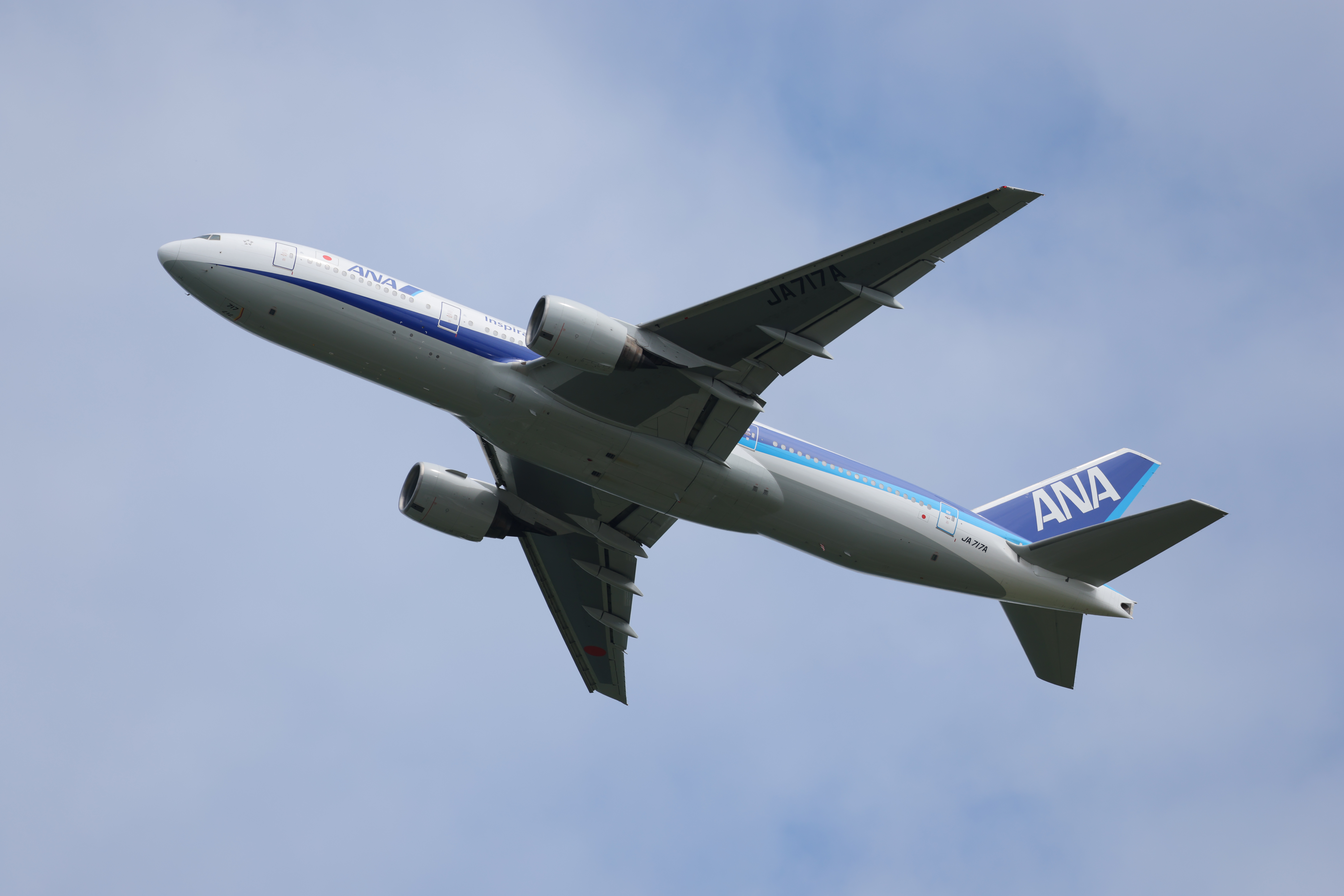 旅客機ならもう何も考えずにカメラにピントを任せてOKだ。このサイズ感なら自動でコックピット付近を補足してトラッキングしてくれる。電車も運転席付近を認識してトラッキング可能だ