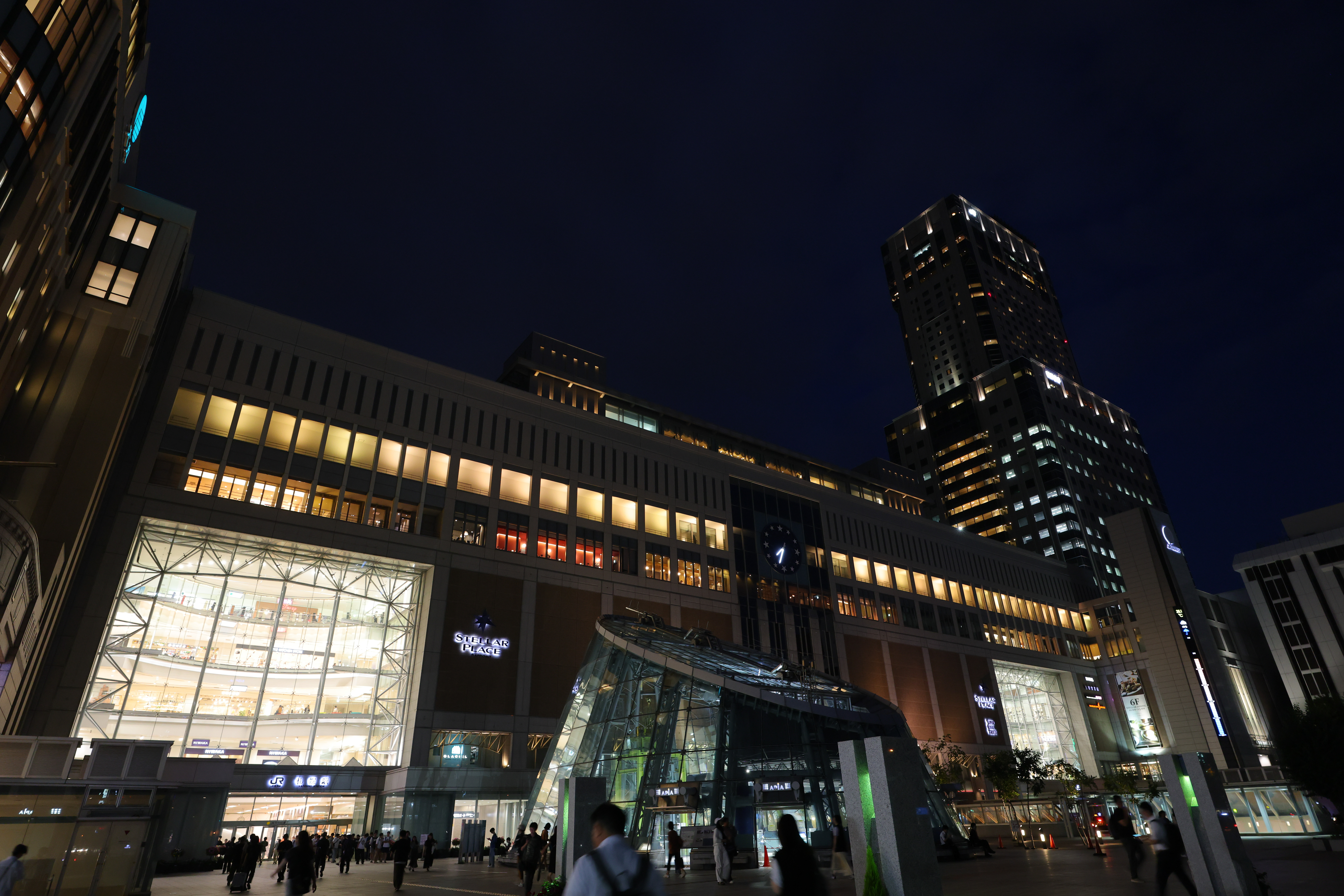 この画角で中央部を拡大したものを比較する。これはISO 1600で撮影。ノイズ軽減パラメータはデフォルトの標準だ