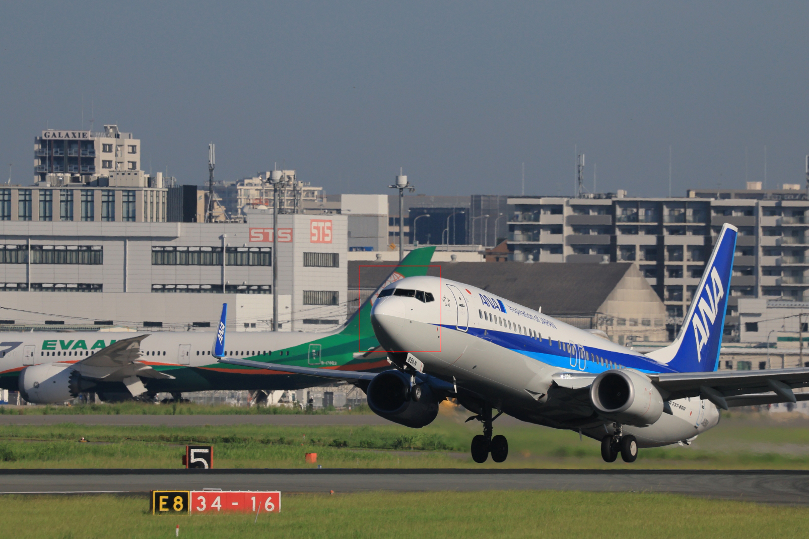 コックピット付近を検出してトラッキングが続けられていることが分かる