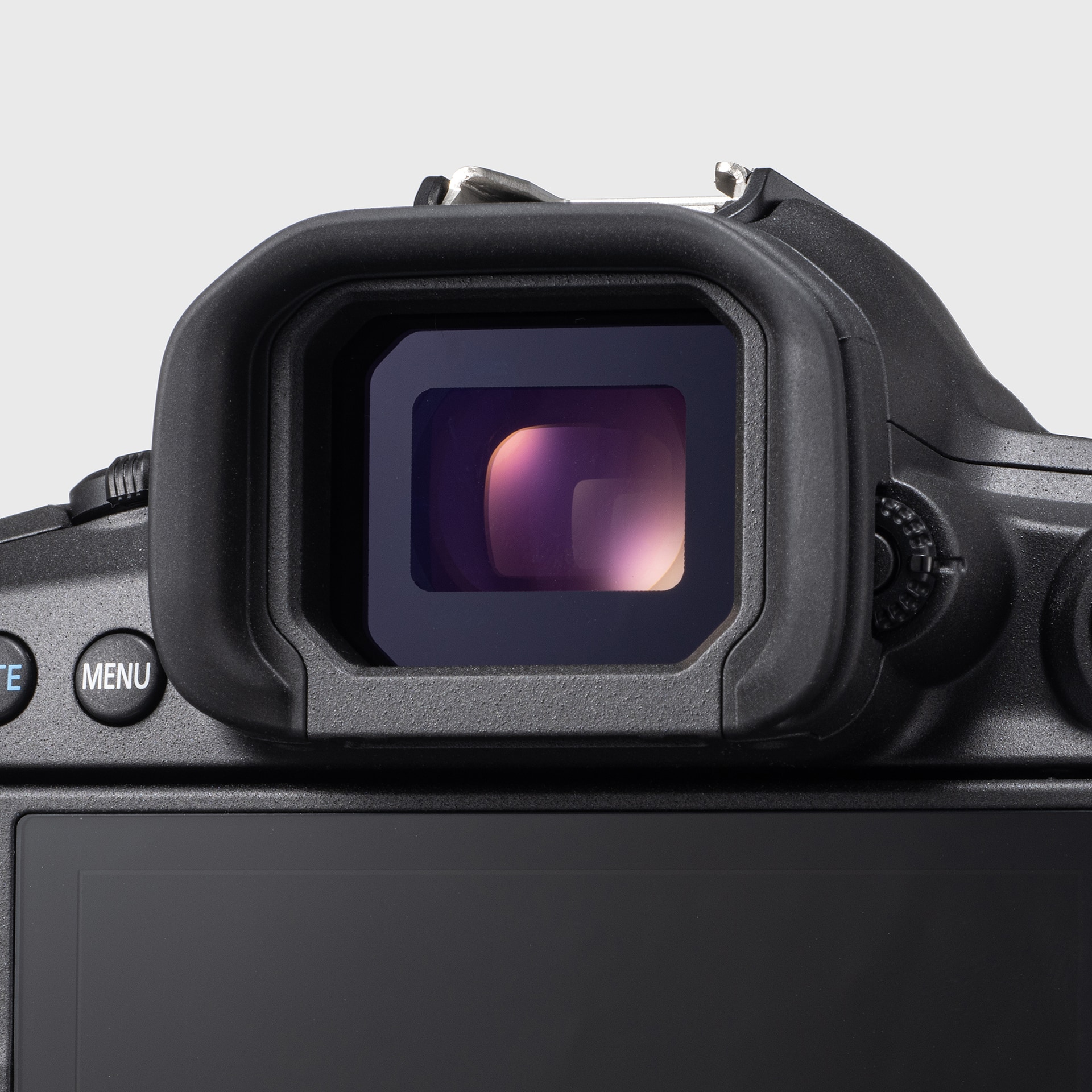 視線入力を「する」に設定しておき、被写体検出の「乗り物優先」と組み合わせることで、ファインダー内で視線を向けた先の飛行機に素早くピントを合わせられる