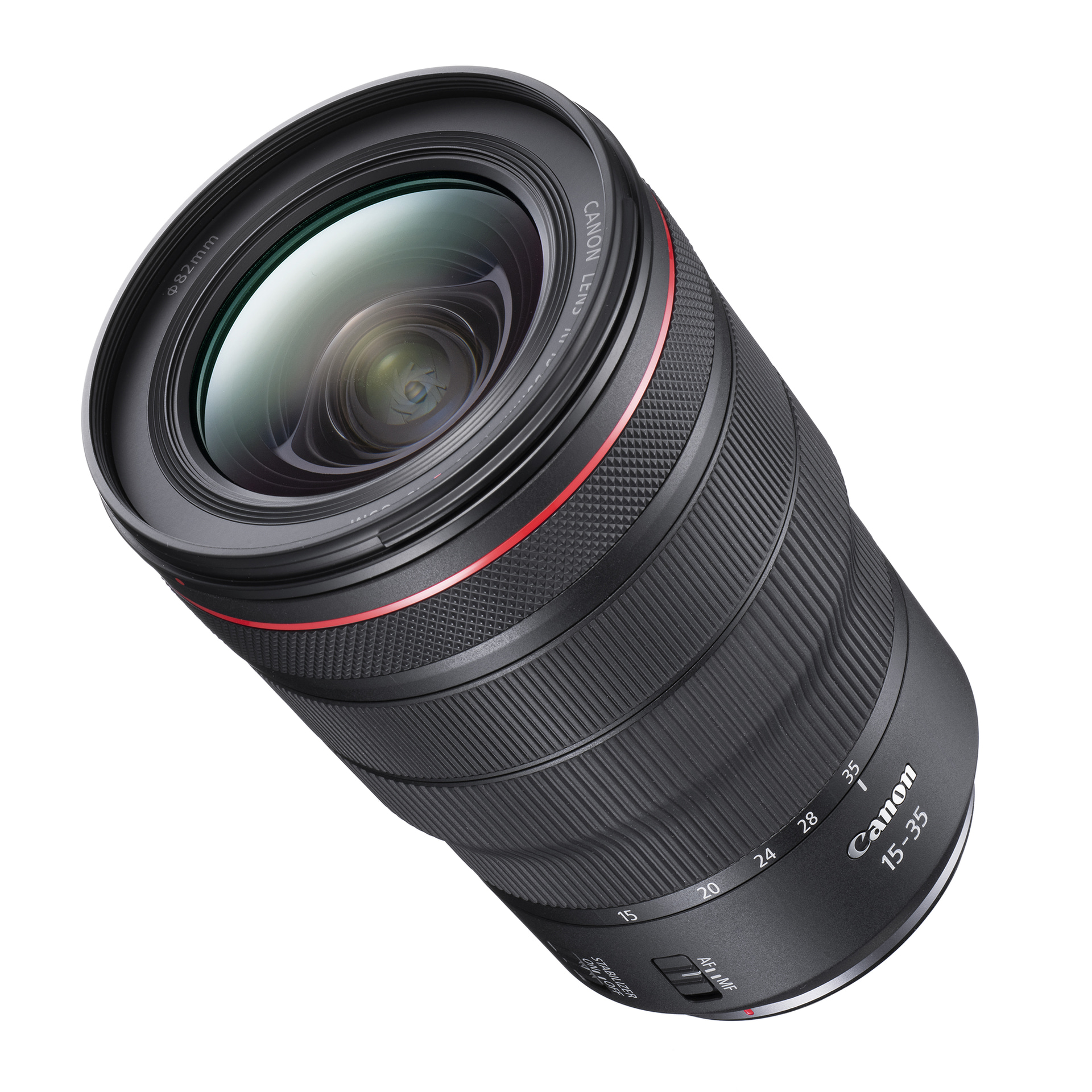 <span class="fnt-110"><b>RF15-35mm F2.8 L IS USM</b></span><br>至近距離からワイドで機体を狙うシーンで有効なレンズ。15mm側でもゆがみが少ないので安心して使える。空港内やコックピットシーンなど、旅の雰囲気を撮影するのにも便利だ