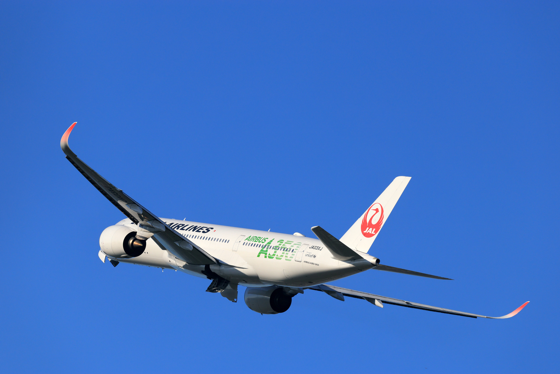 離陸上昇中の機体をしっかりAFが追従してくれるので、低速連写しながらフレーミングに集中して撮影。オートホワイトバランスによる美しい青空と白いボディのコントラストが美しい<br><span class="fnt-85">キヤノン EOS R5 Mark II／RF100-500mm F4.5-7.1 L IS USM／300mm／シャッター優先AE（F8、1/1,000秒、±0EV）／ISO 500／WB：オート</span>