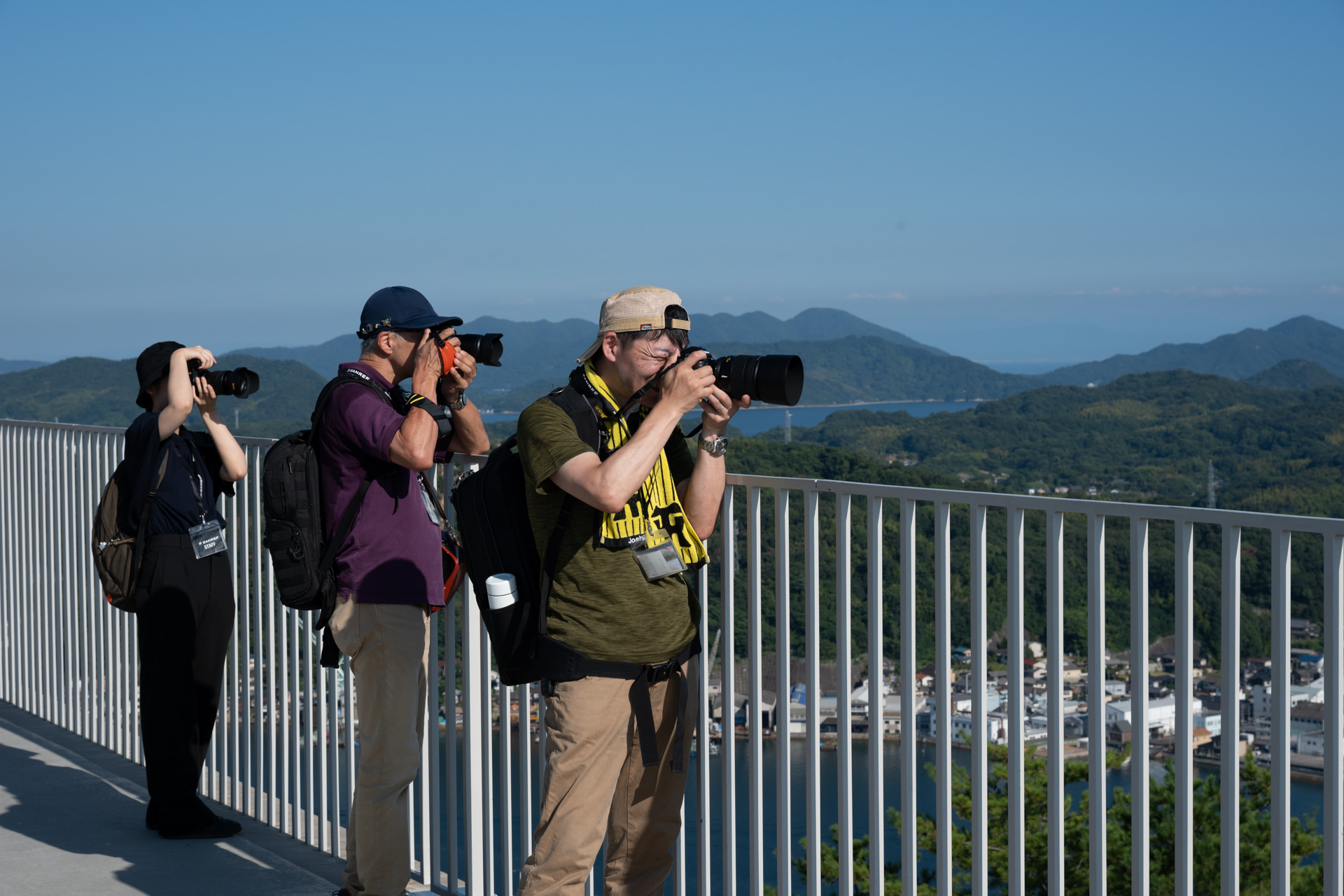展望台からの撮影を楽しむメンバー