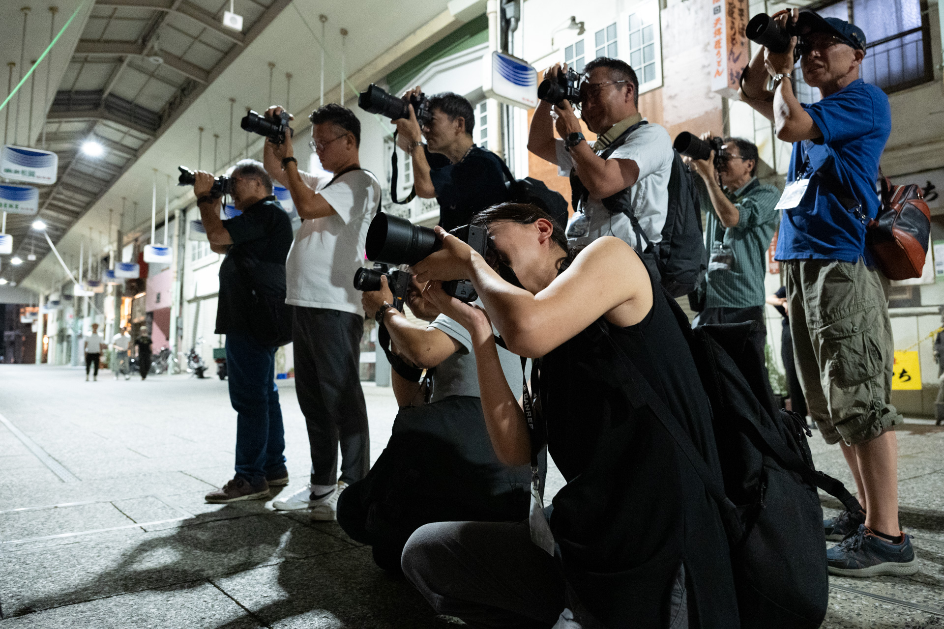通過する列車を撮影するメンバー