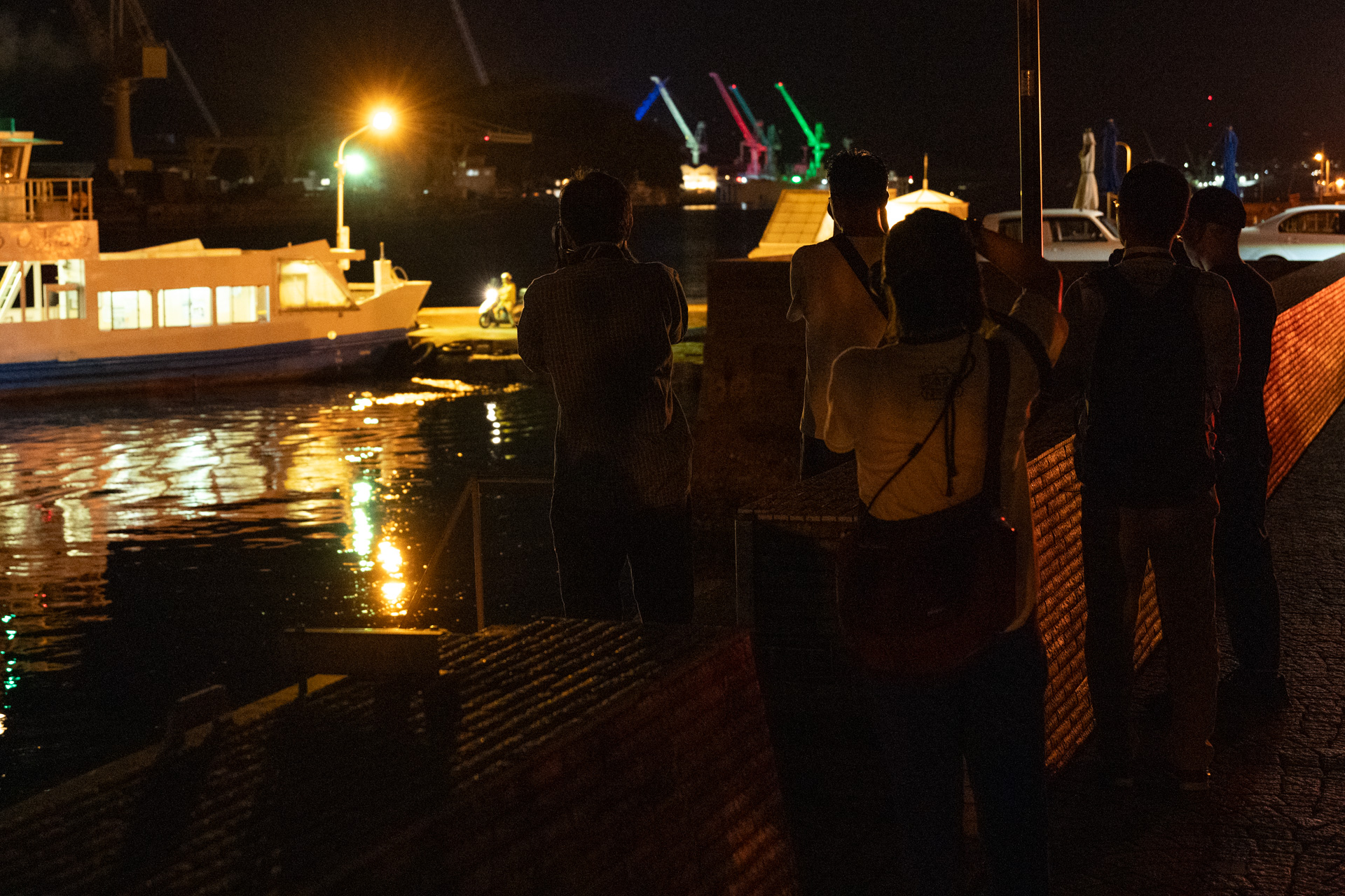 ライトアップされたクレーンも格好の主題