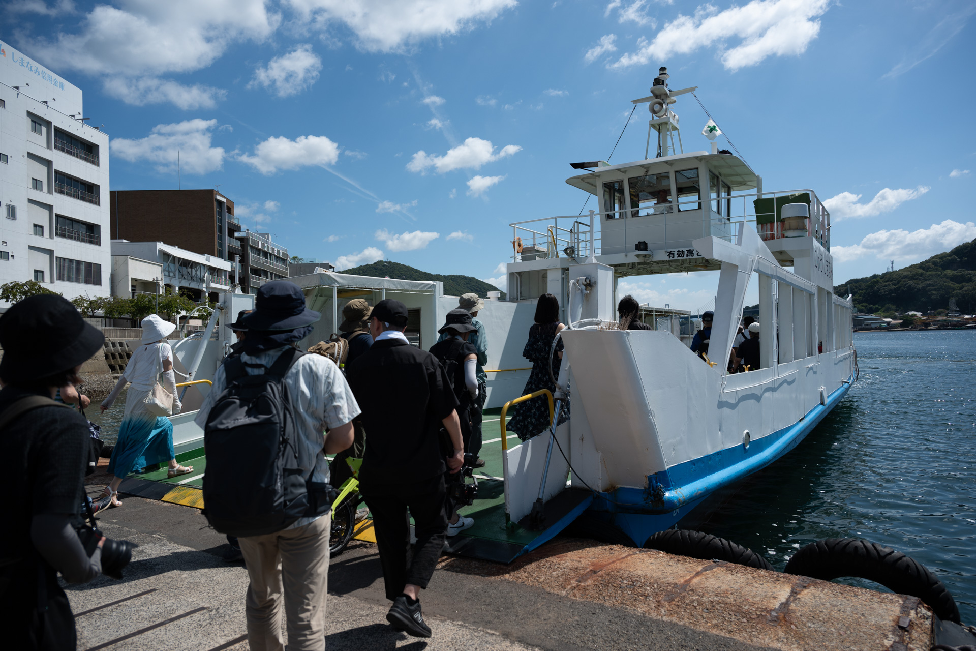 フェリーに乗り込む一行