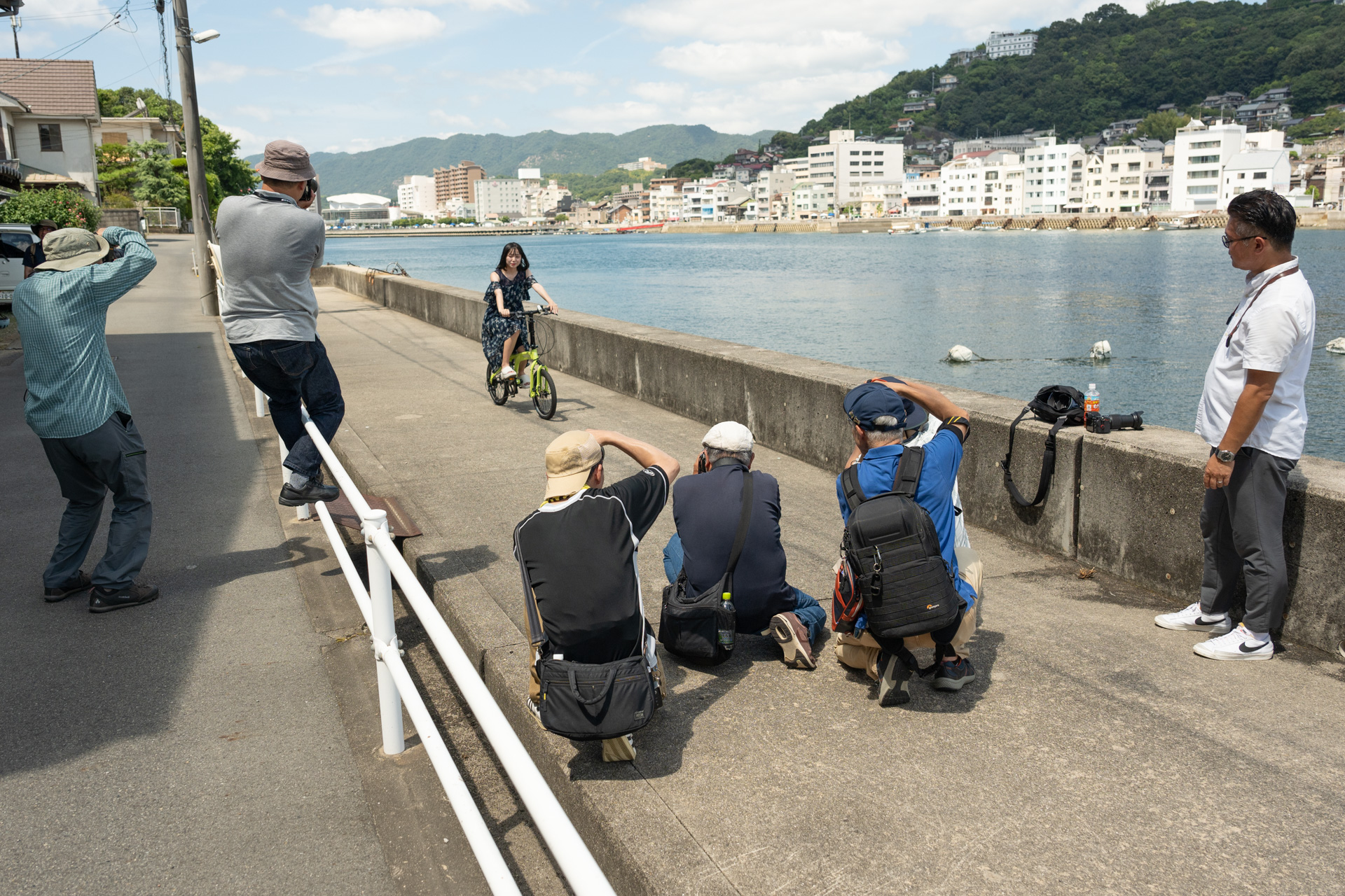 人物認識を動体で体験してもらうため、モデルに自転車を運転してもらう場面もあった