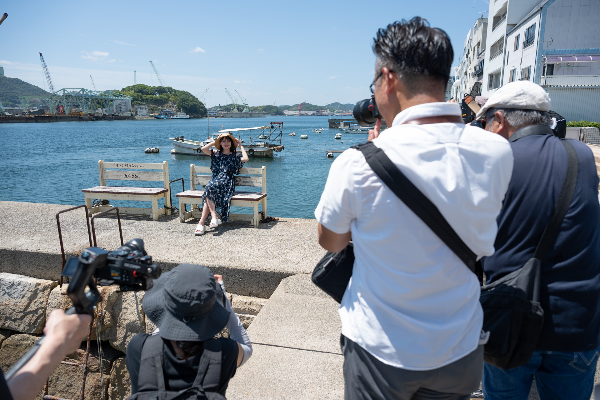 尾道側に戻ったところで堤防の椅子を活用し、最後のモデル撮影となった