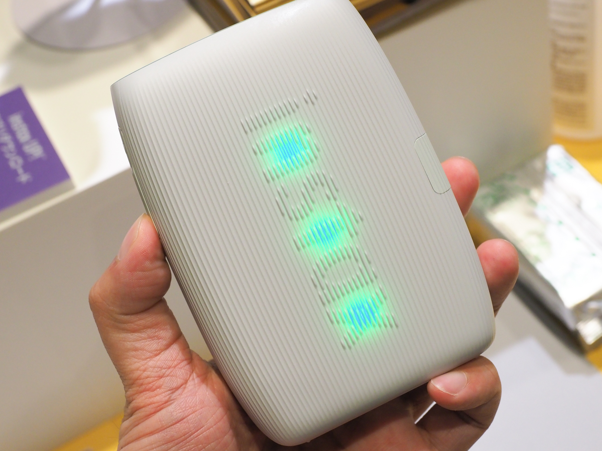 バッテリー残量の確認時は緑色に点灯