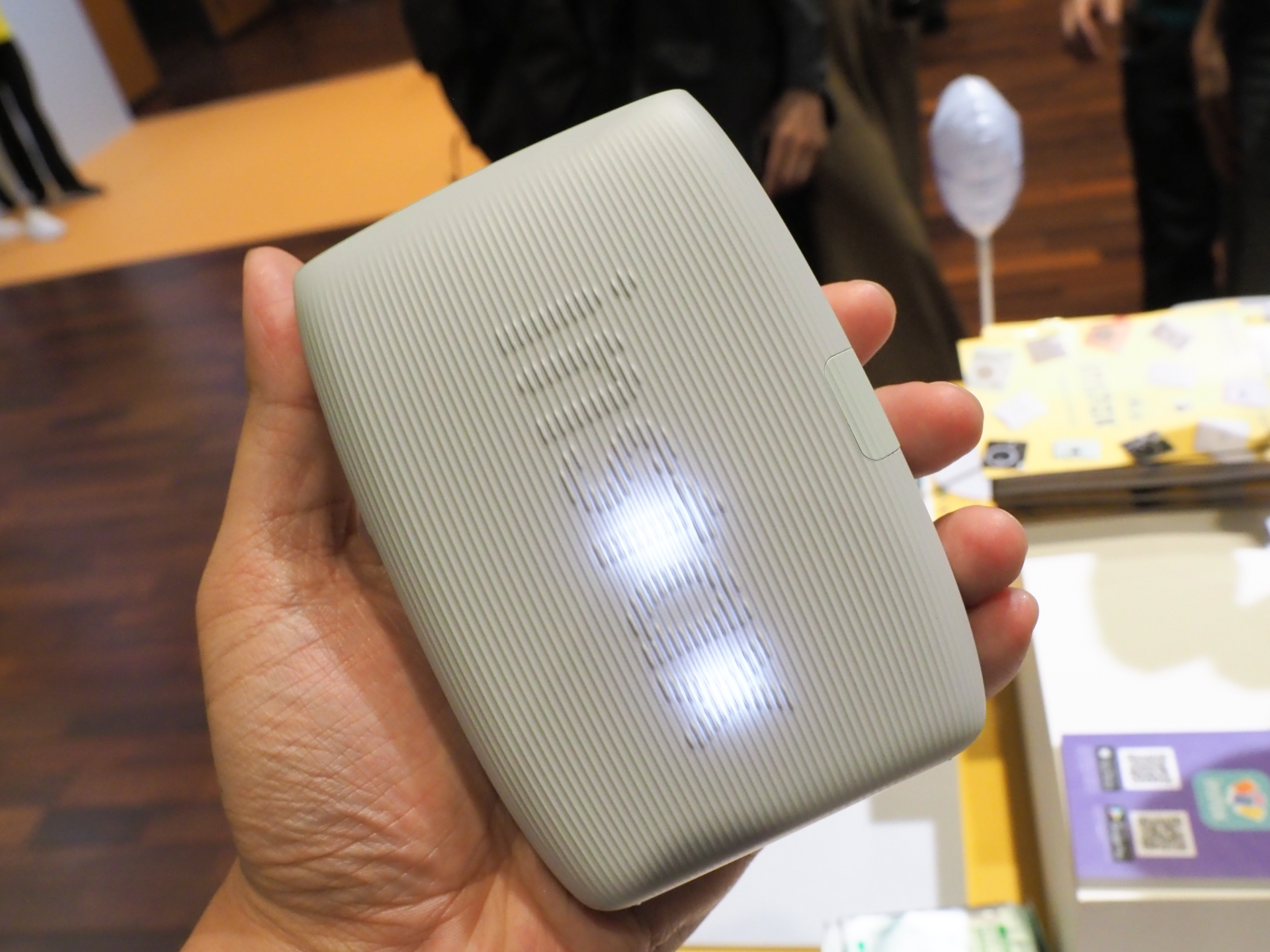 本体正面のロゴが光る。instaxのロゴはストライプ上にデザインされており、よりスマートになった印象