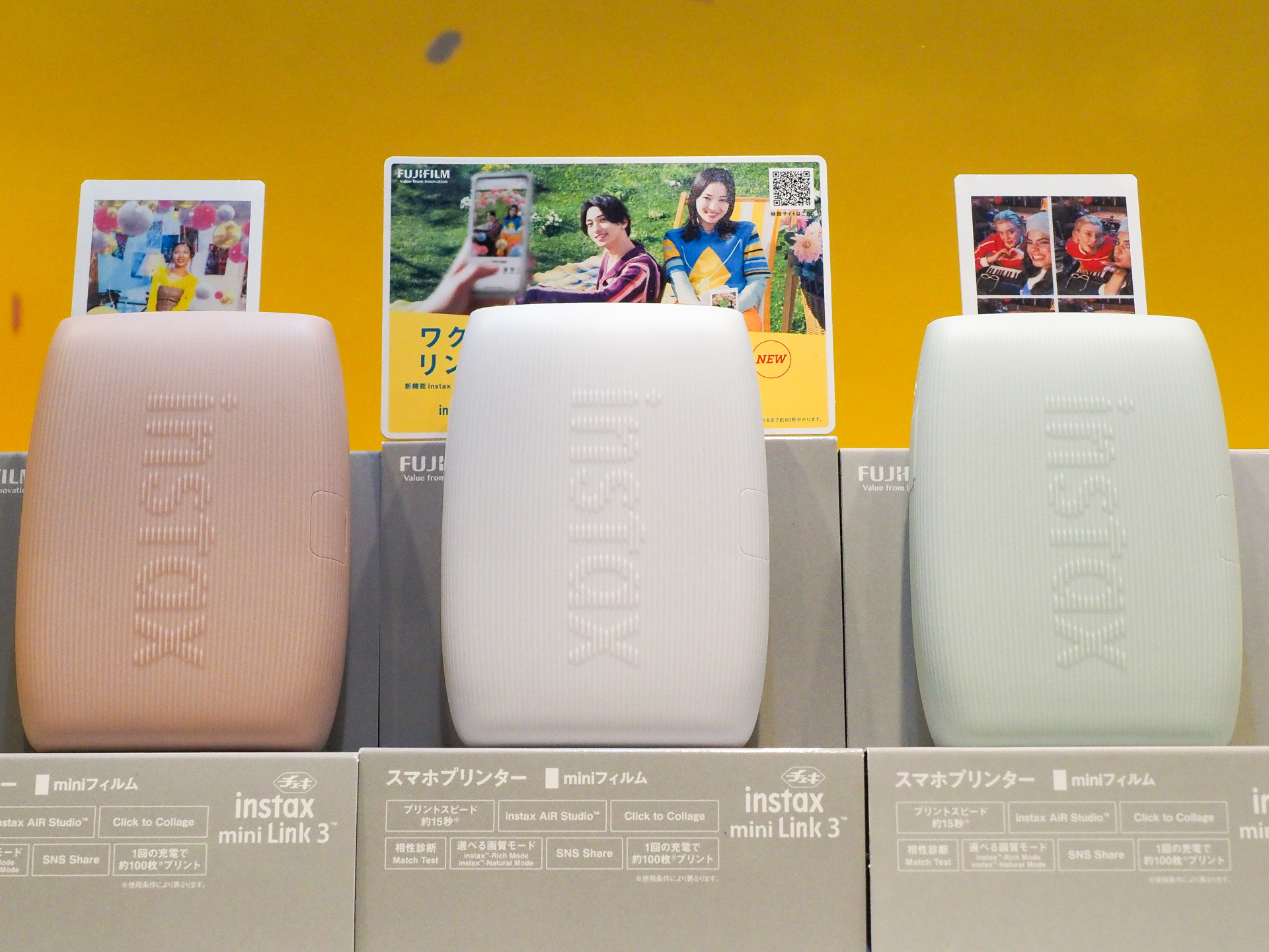 「instax mini Link 3」。左からROSE PINK、CLAY WHITE、SAGE GREEN