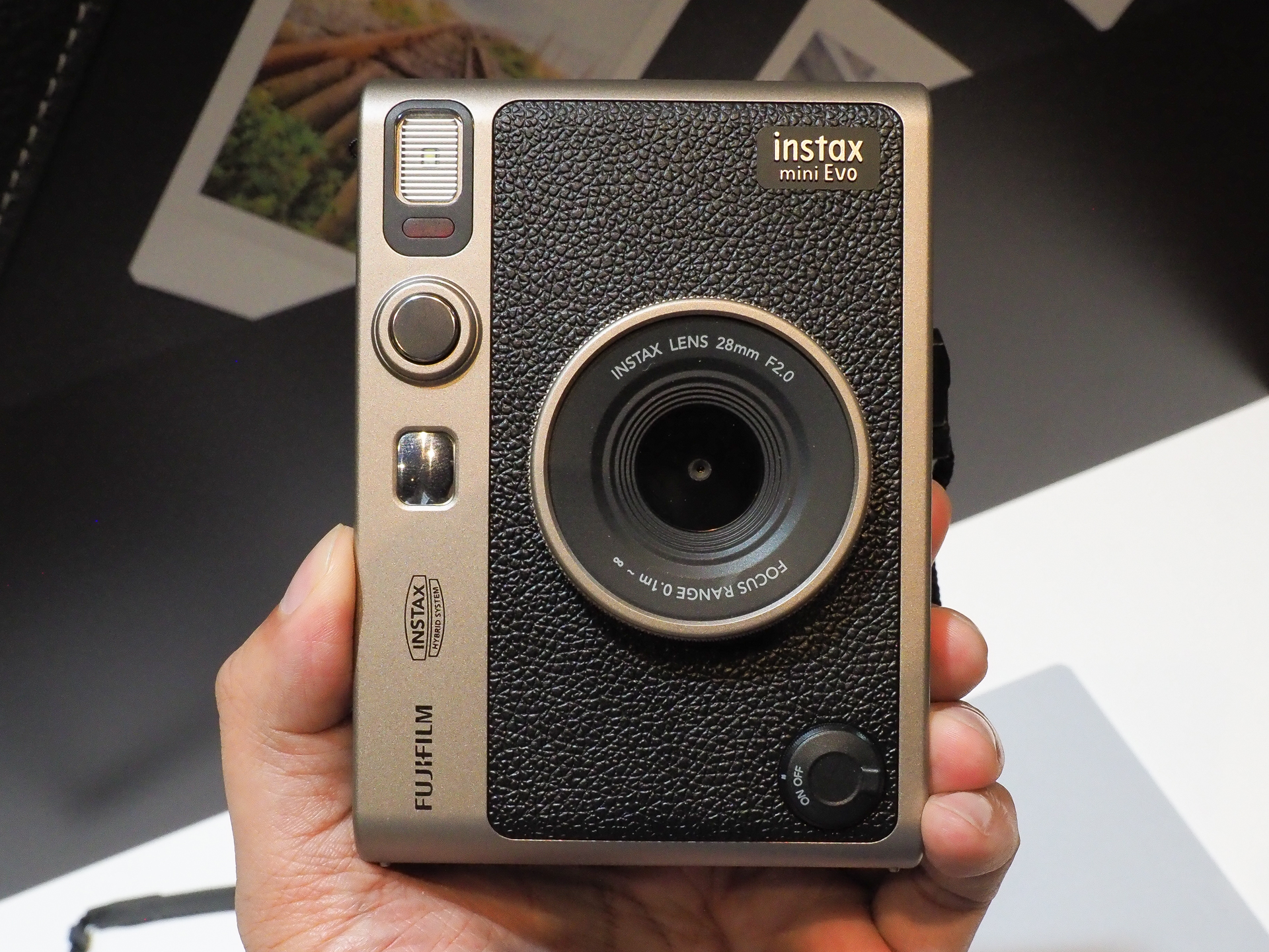 「instax mini Evo」の特別仕様モデル「FUJIFILM 90th Anniversary Special Kit」。左がDARK SILVER、右がTITANIUM GOLDレンズキャップとストラップも特別仕様となっている