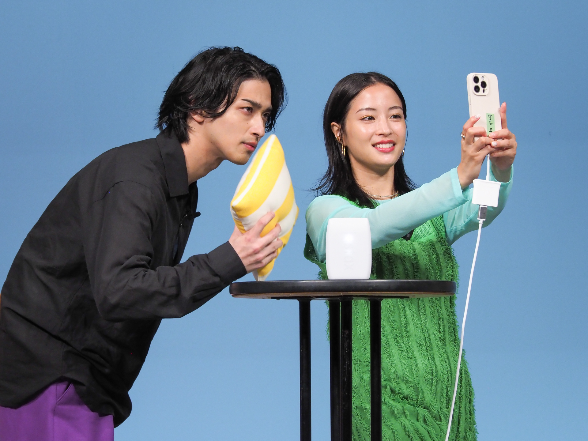 Click to Collage機能では、6枚違う表情での撮影を試みた2人