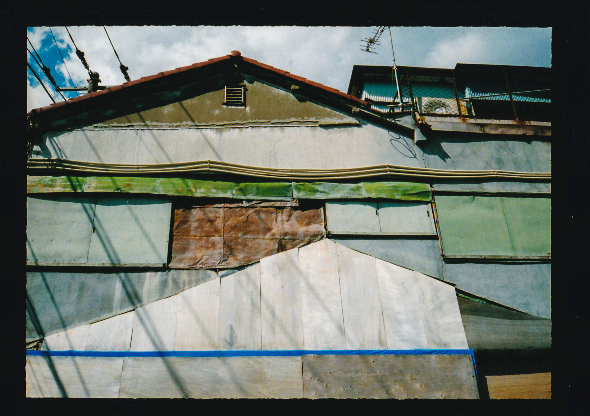 強い日差しに照らされた家。ディテール再現性はなかなかのものですね。歪曲もなく素直ですね。<br><span class="fnt-85">PENTAX 17／プログラムAE  ゾーンフォーカス3m／FUJIFILM400</span>